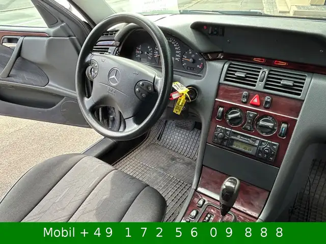 Mercedes-Benz 220 view 9