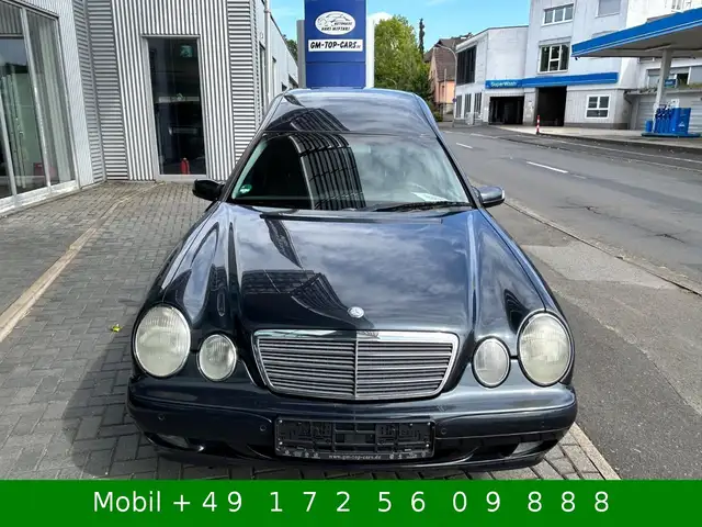 Mercedes-Benz 220 view 8