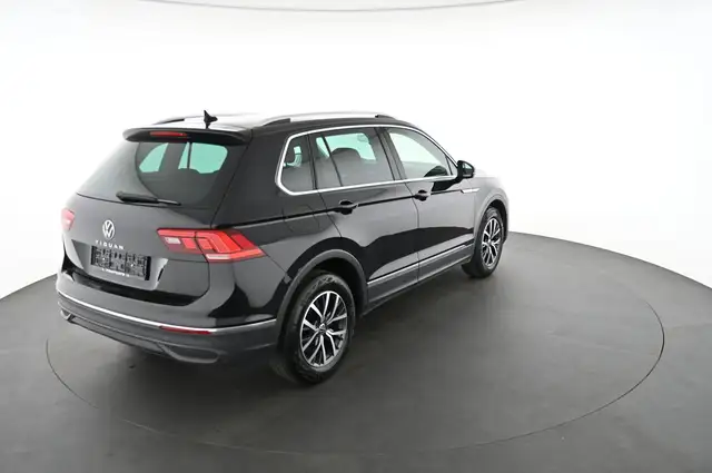 Volkswagen Tiguan view 2