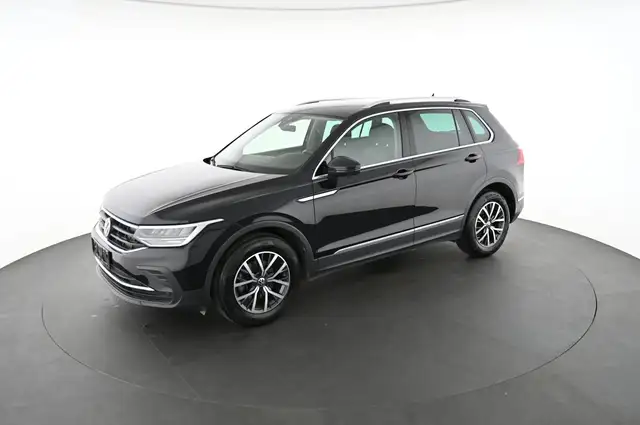 Volkswagen Tiguan view 3