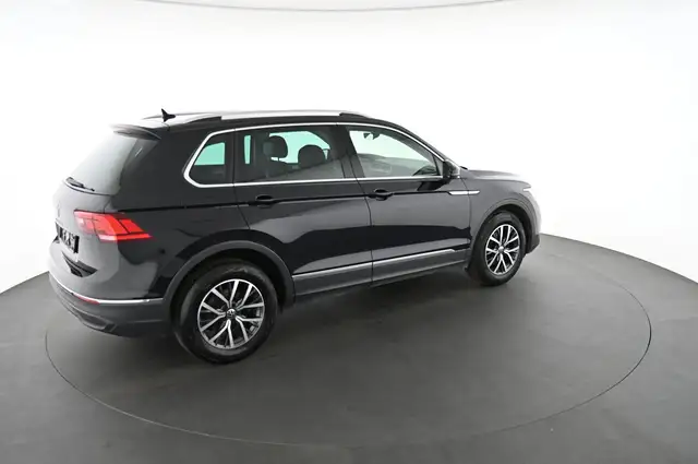 Volkswagen Tiguan view 4