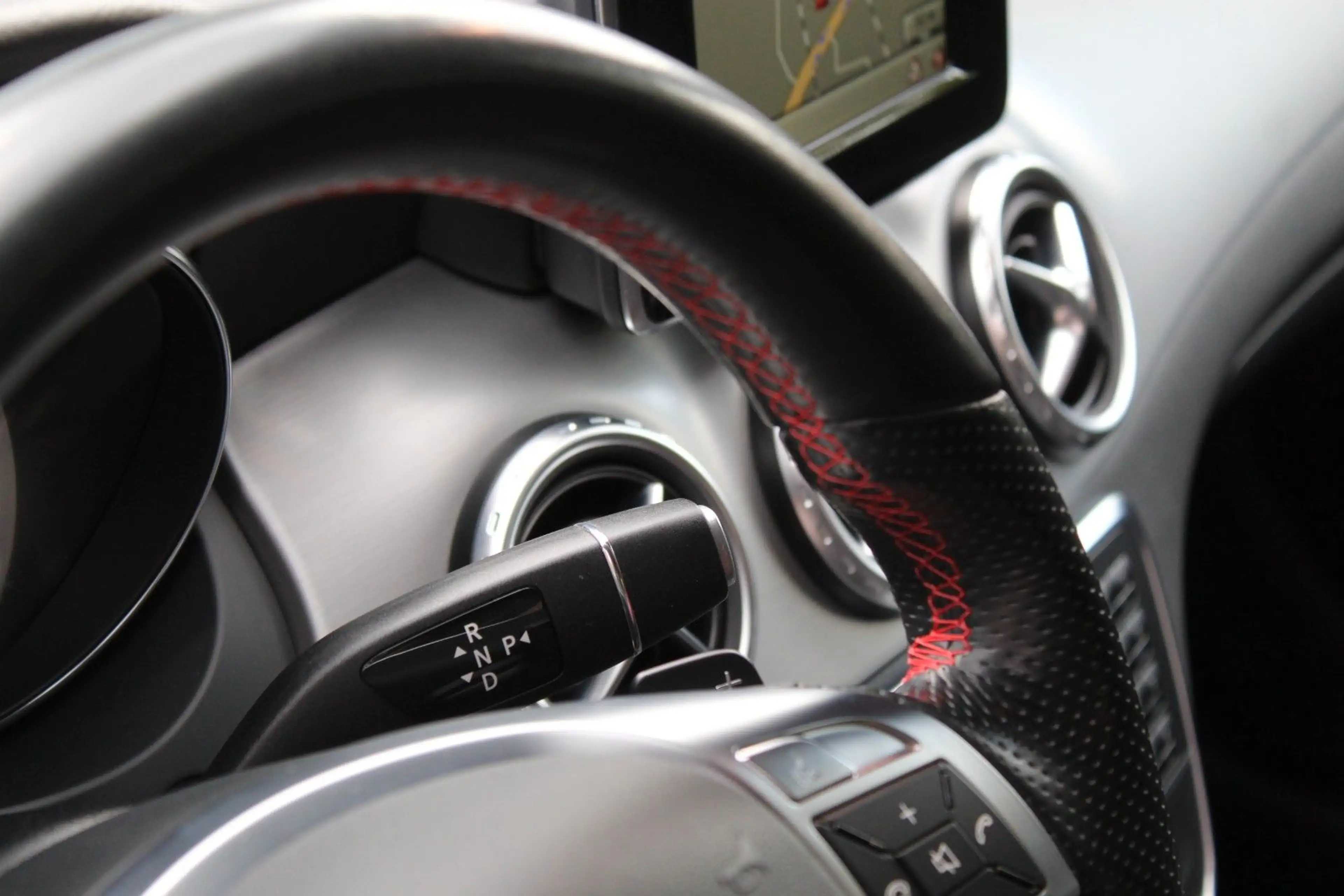 Mercedes-Benz GLA 200 AMG Line 7-G LEDER LED PDC NAVI SPORTSI — photo 24