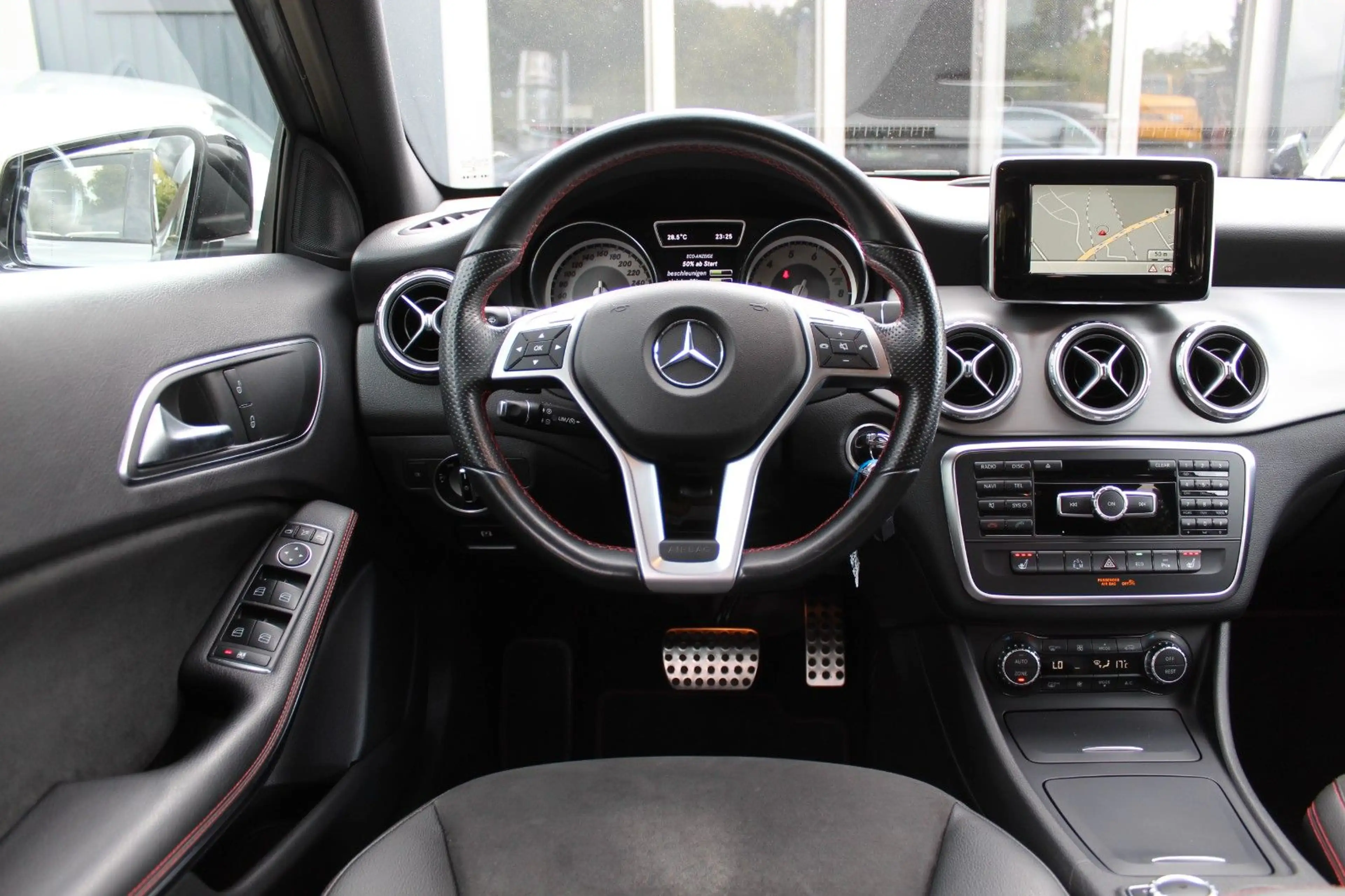 Mercedes-Benz GLA 200 AMG Line 7-G LEDER LED PDC NAVI SPORTSI — photo 11