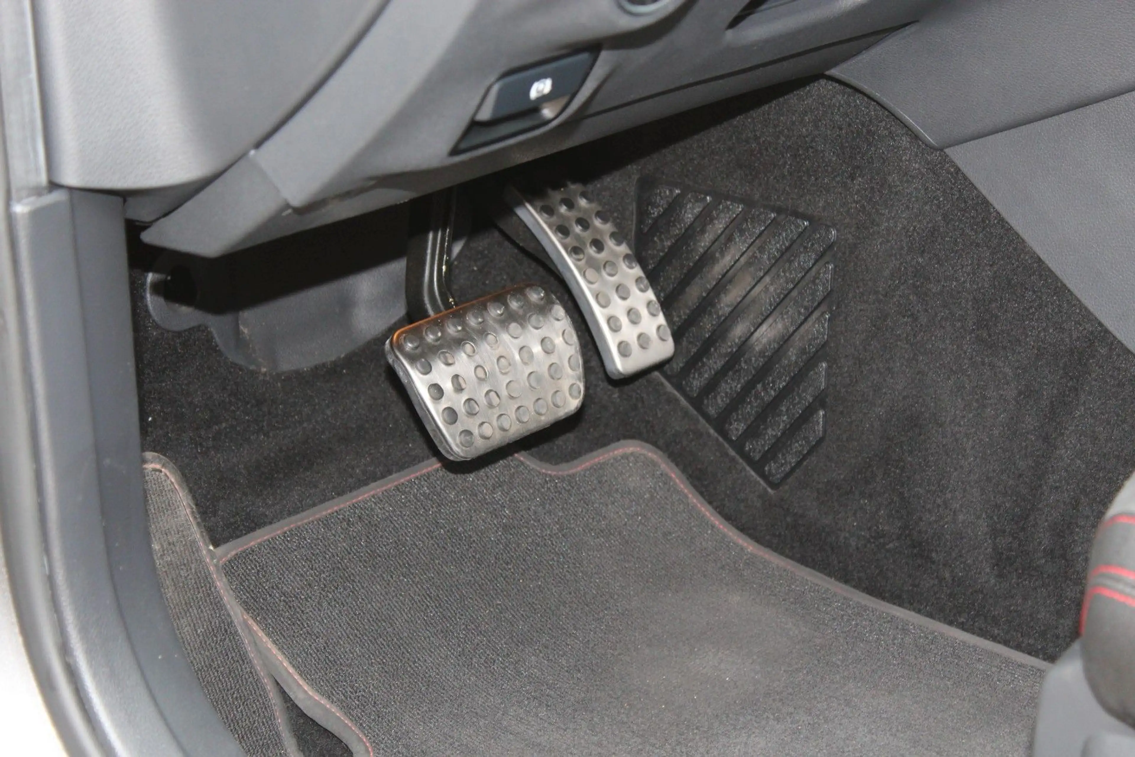 Mercedes-Benz GLA 200 AMG Line 7-G LEDER LED PDC NAVI SPORTSI — photo 25