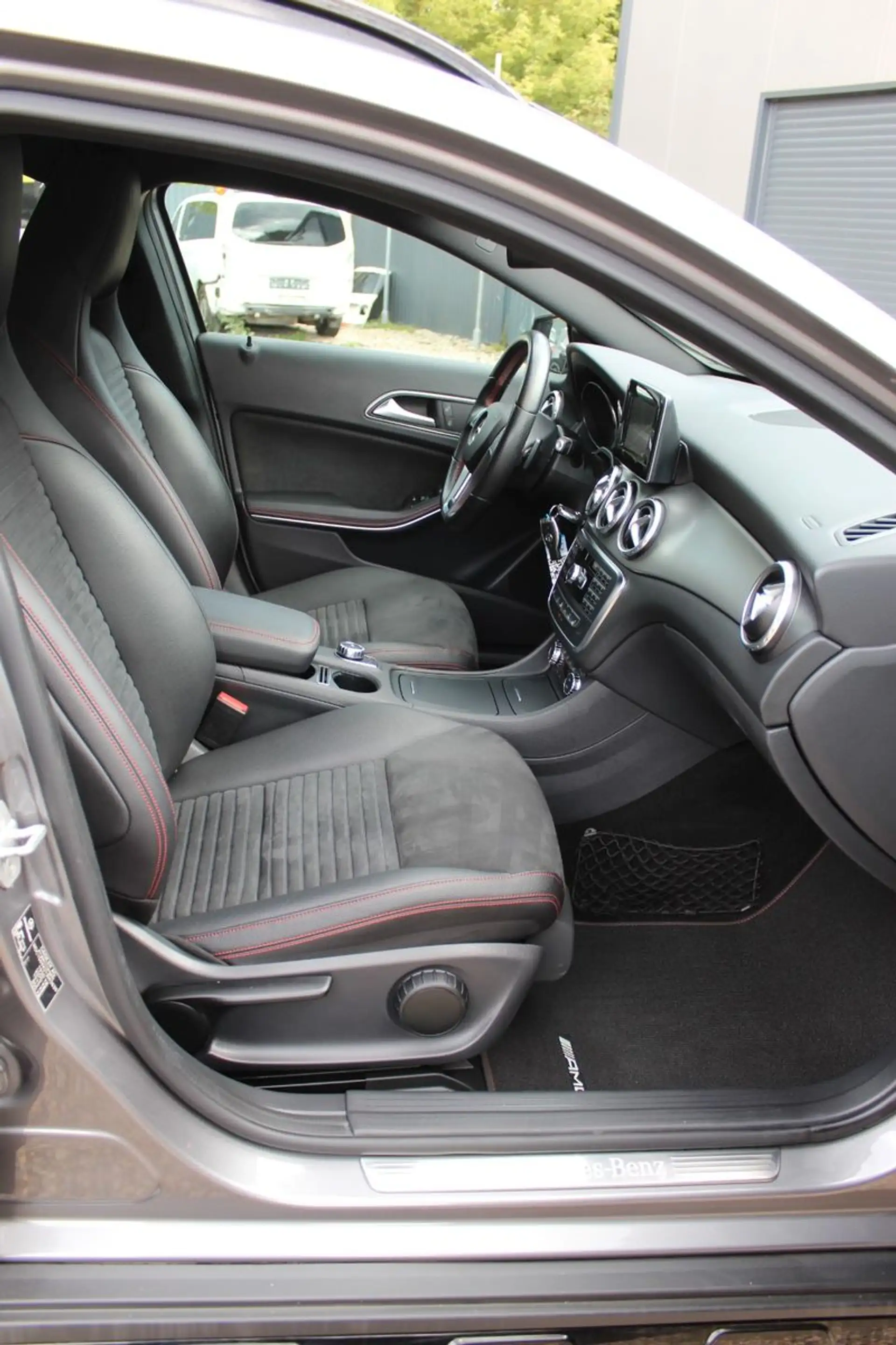 Mercedes-Benz GLA 200 AMG Line 7-G LEDER LED PDC NAVI SPORTSI — photo 15