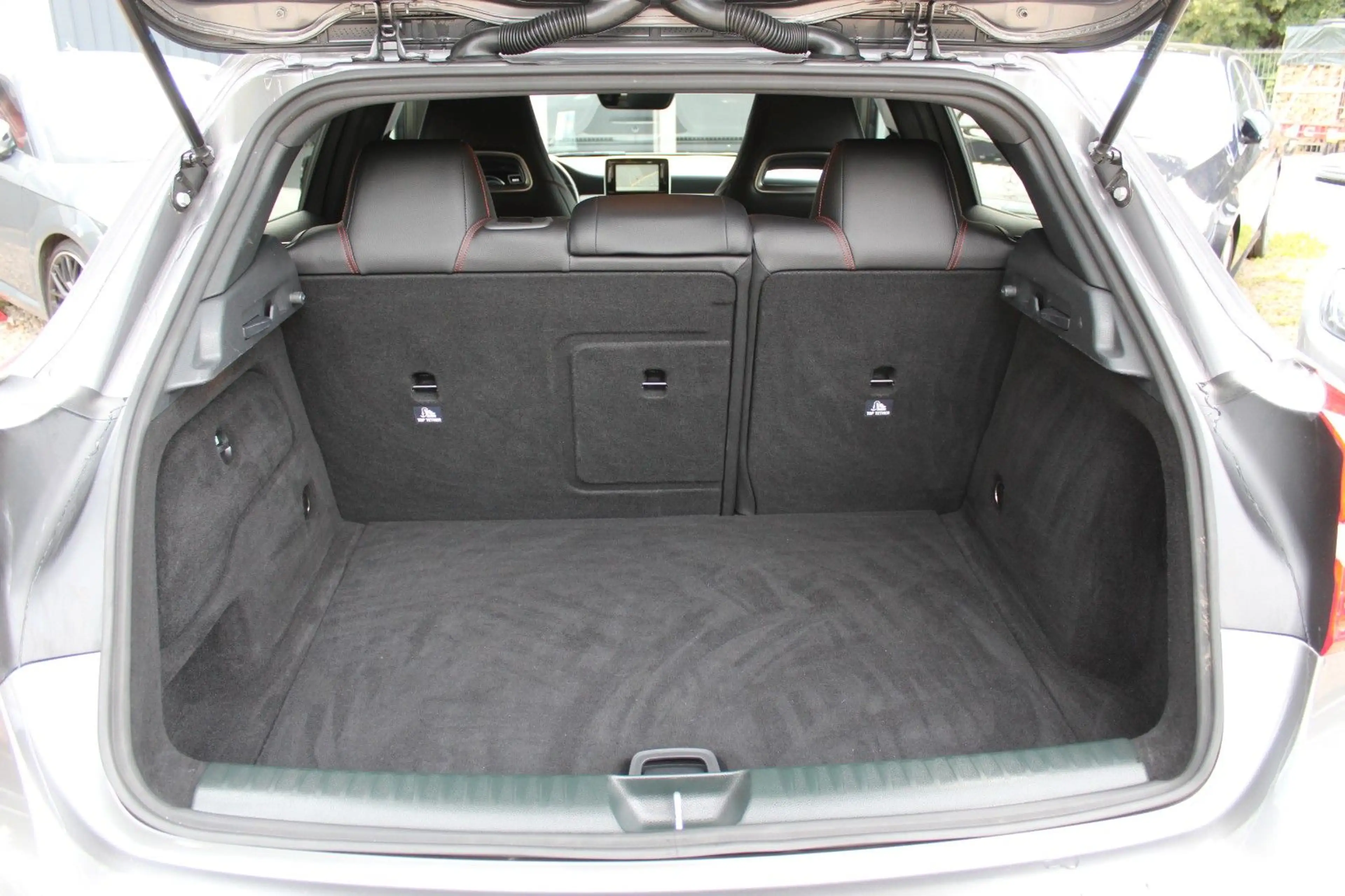 Mercedes-Benz GLA 200 AMG Line 7-G LEDER LED PDC NAVI SPORTSI — photo 26