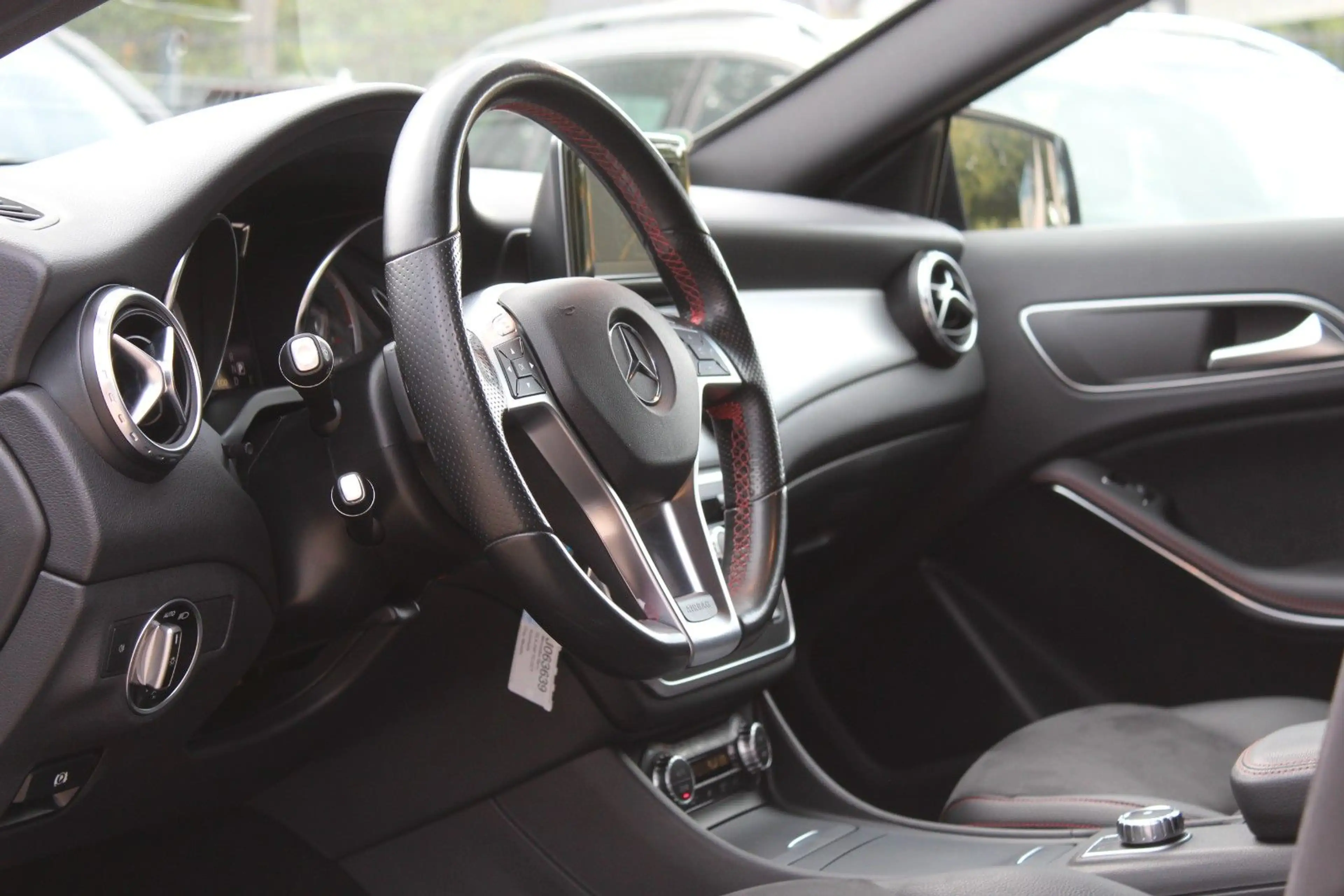 Mercedes-Benz GLA 200 AMG Line 7-G LEDER LED PDC NAVI SPORTSI — photo 18