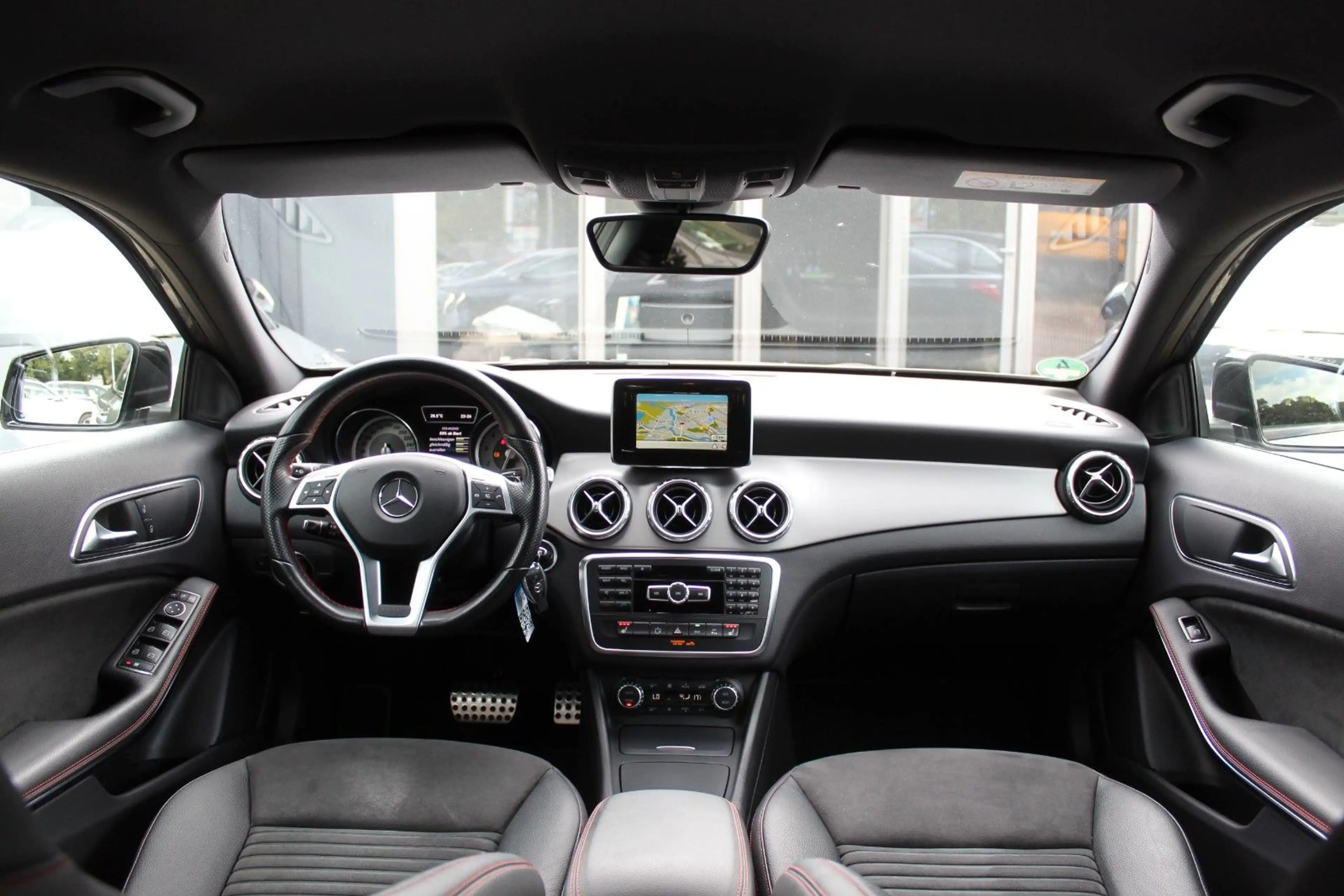 Mercedes-Benz GLA 200 AMG Line 7-G LEDER LED PDC NAVI SPORTSI — photo 10