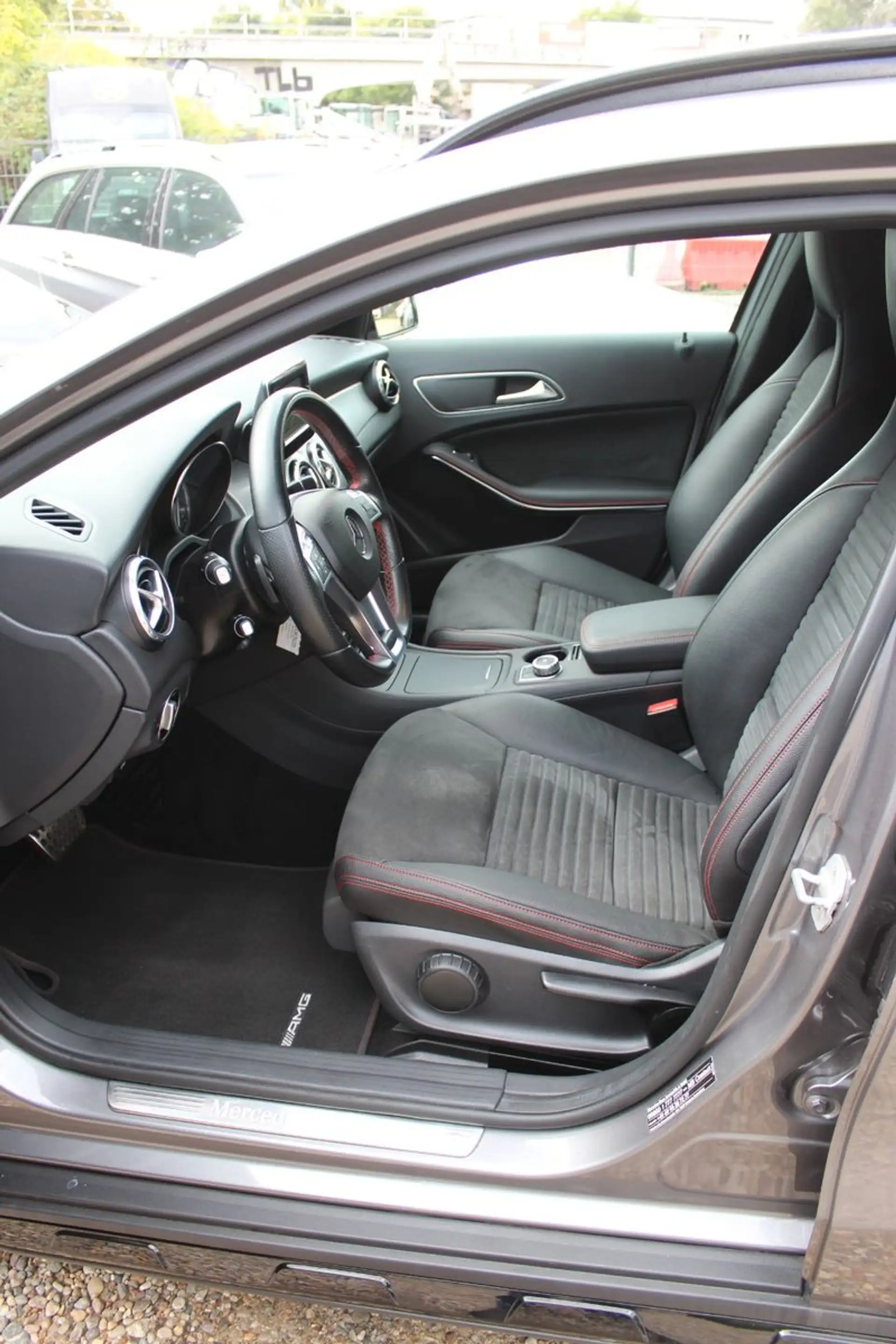 Mercedes-Benz GLA 200 AMG Line 7-G LEDER LED PDC NAVI SPORTSI — photo 14
