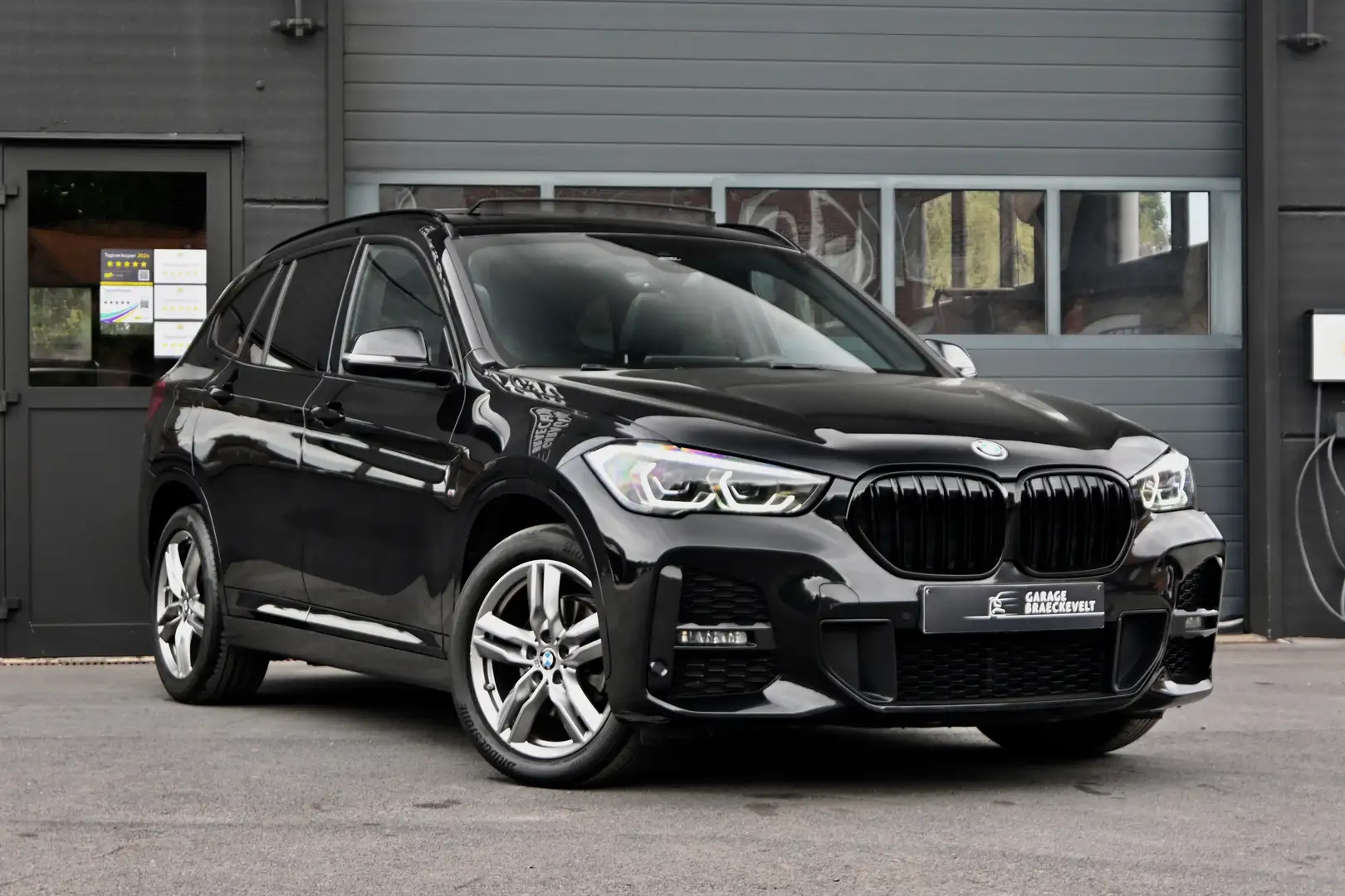 BMW X1 1.8iA Mpack Facelift - Panodak - Camera -HUD - LED Zwart - 1