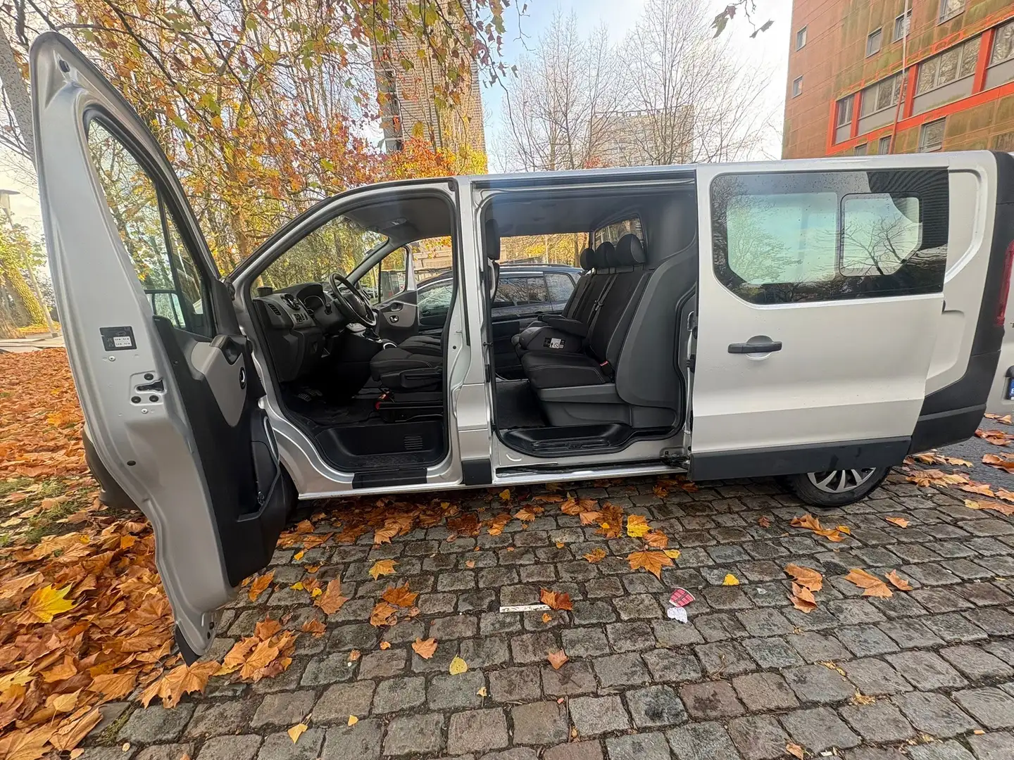 Renault Trafic 2.5 dCi 29 L2H1 DC Grand Confort - 1