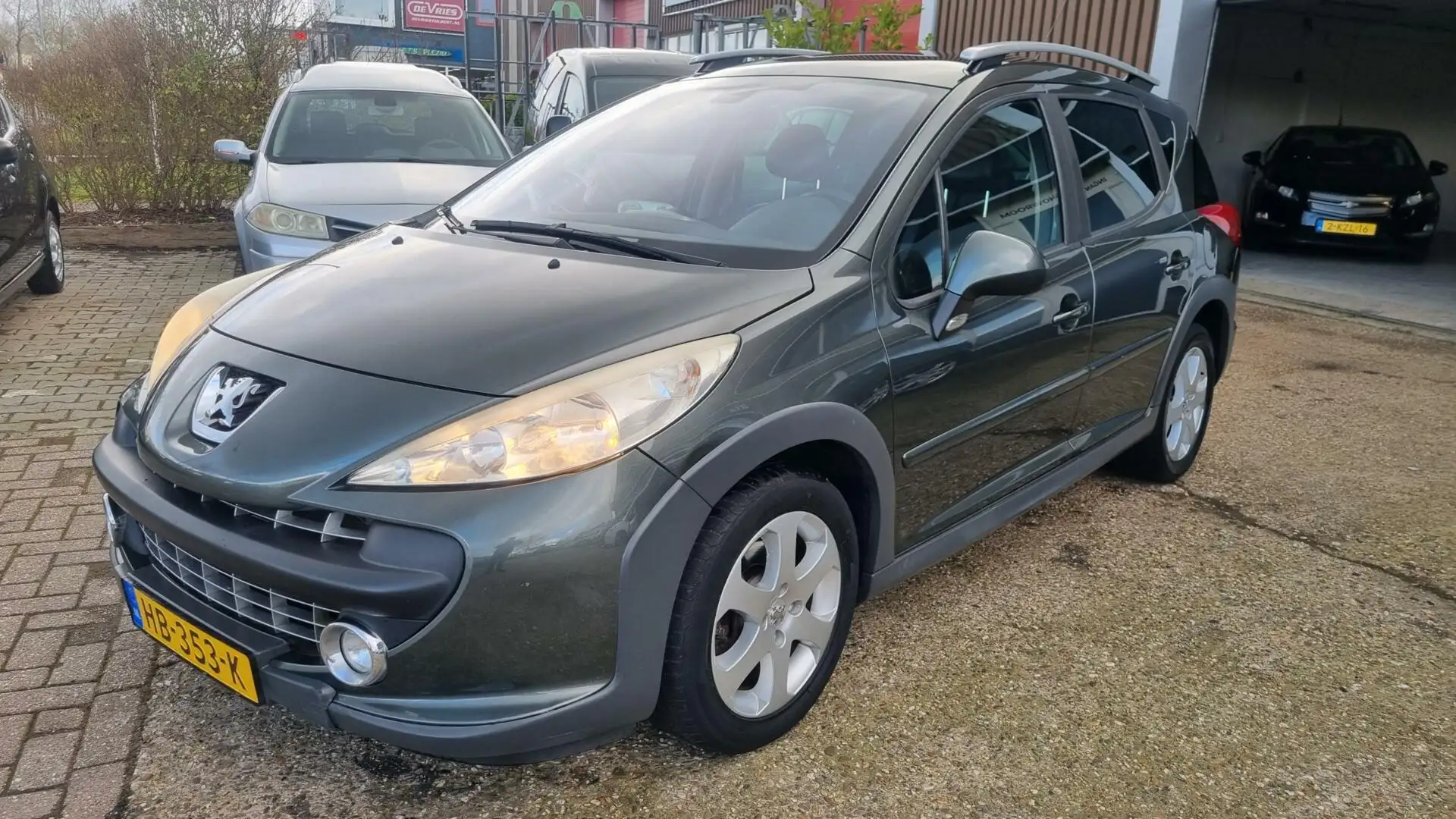 Peugeot 207 SW Outdoor 1.6 VTi Sublime Grijs - 1