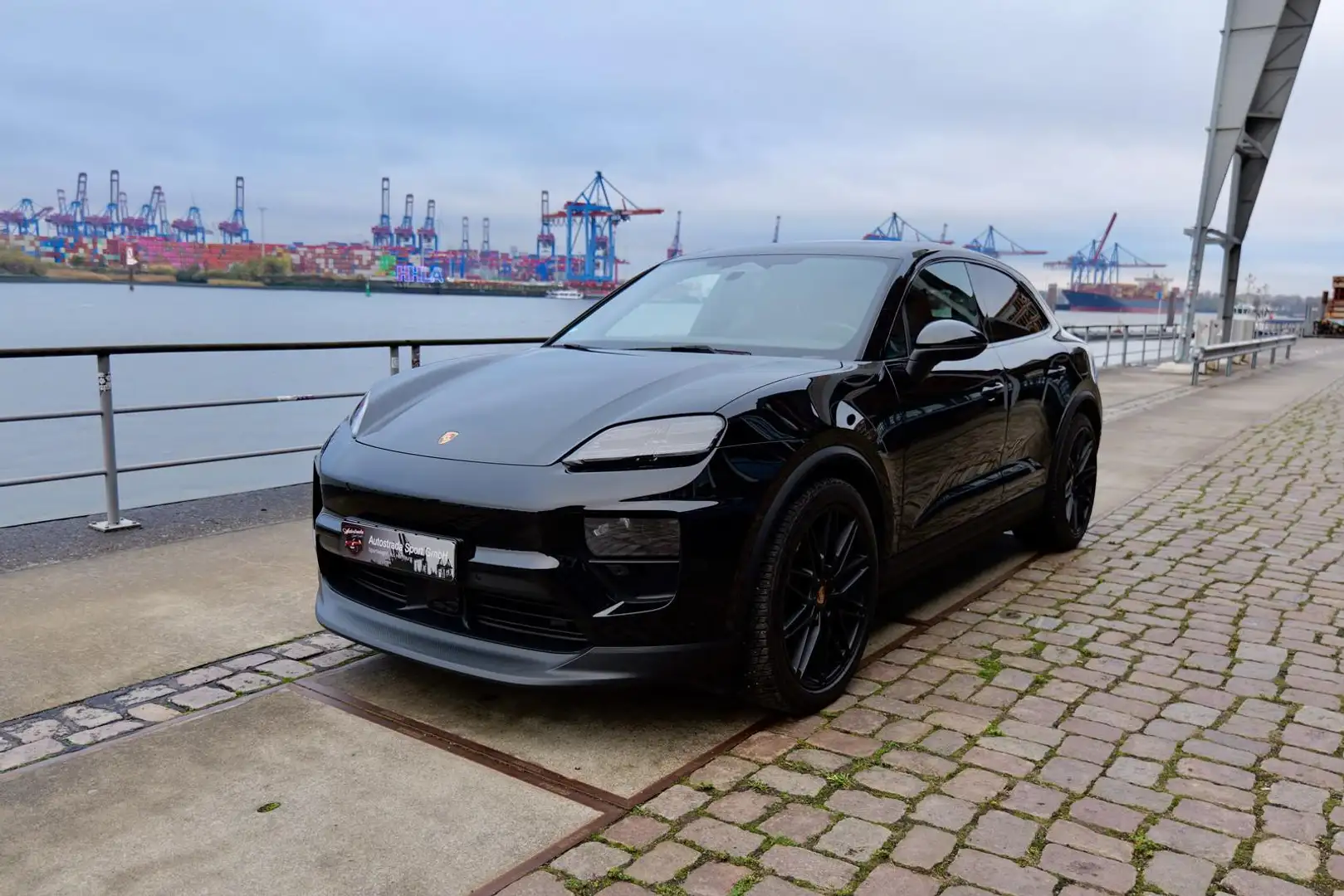 Porsche Macan Electric 4 Schwarz - 1