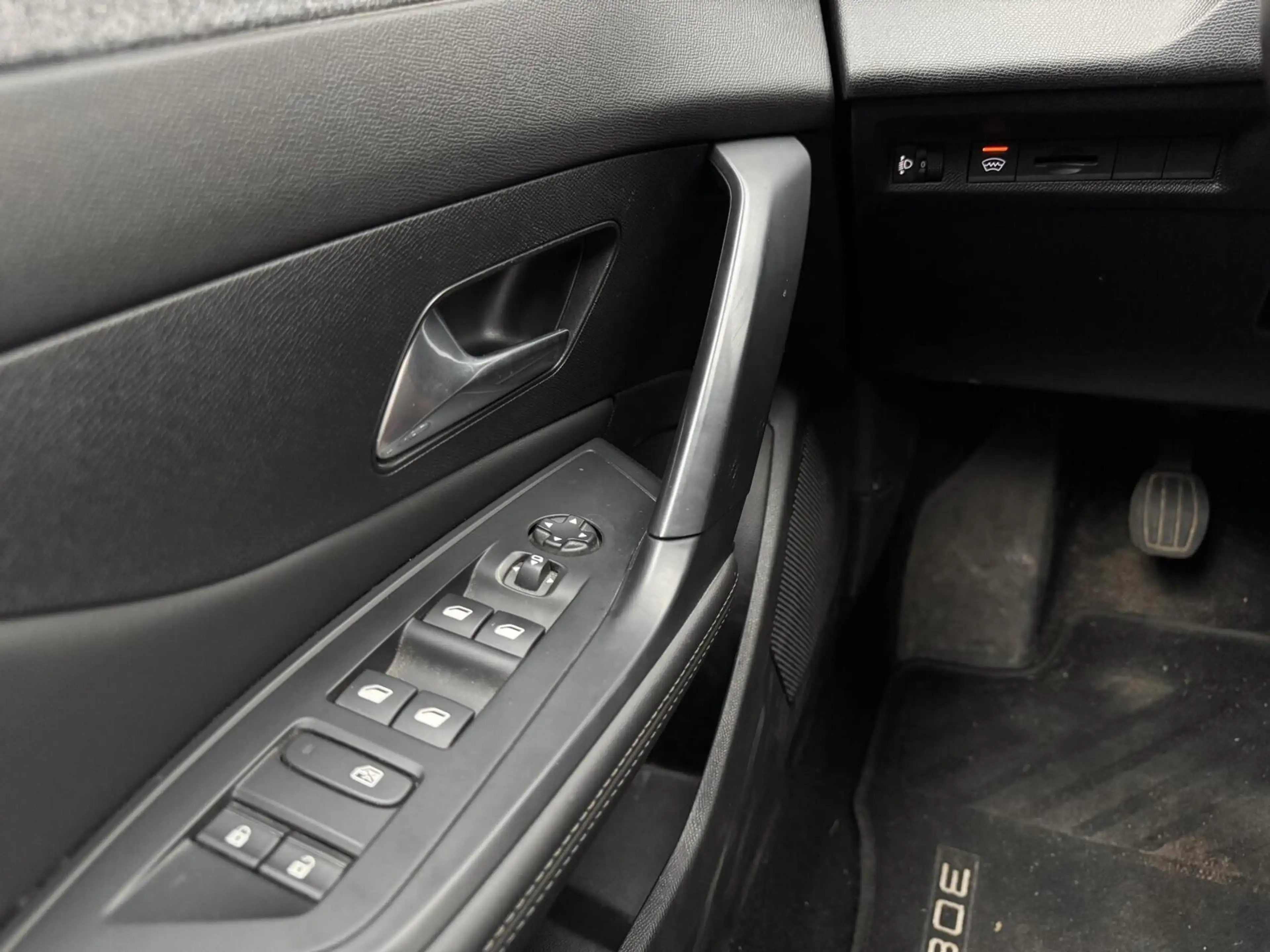 Peugeot 308 1.2 PureTech Allure — photo 18