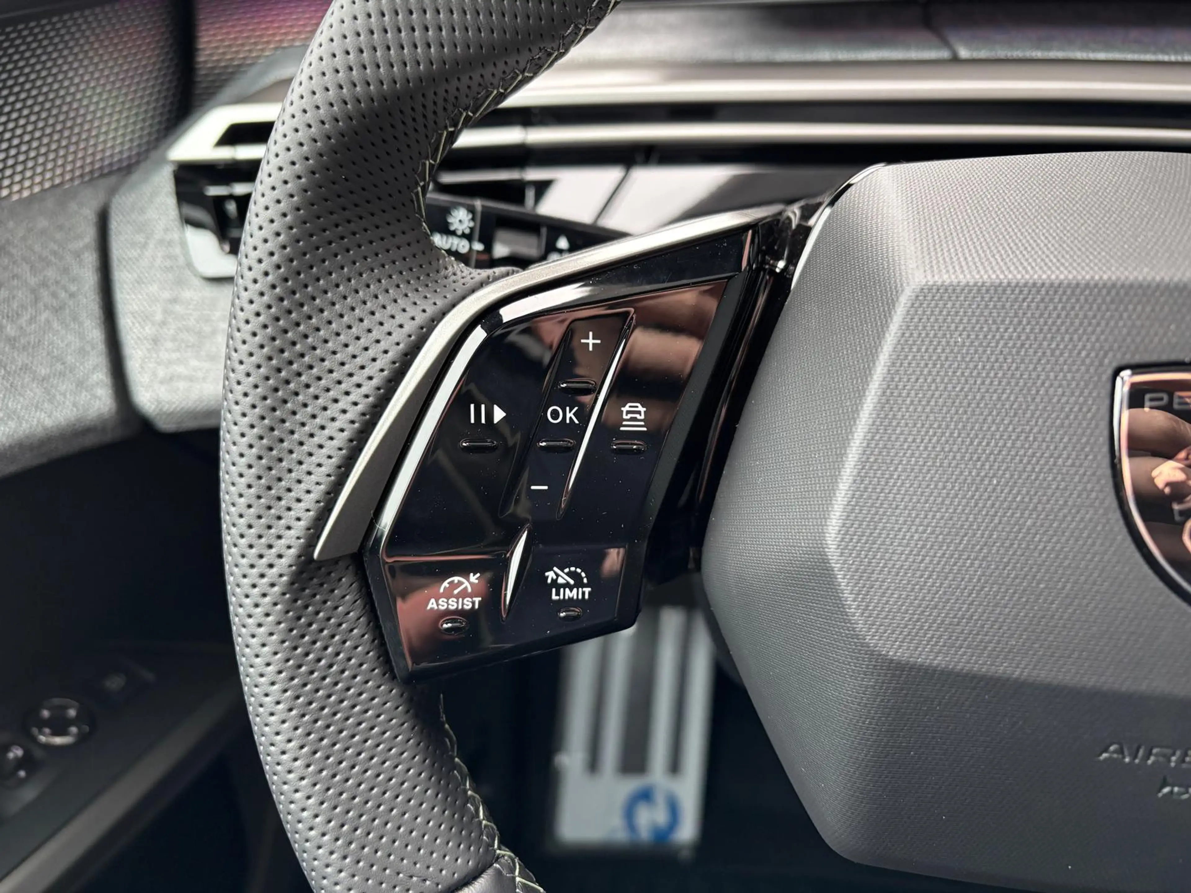 Peugeot 5008 GT Exclus.145 MHEV EAT 7-Sitz AHK Navi  360 — photo 11
