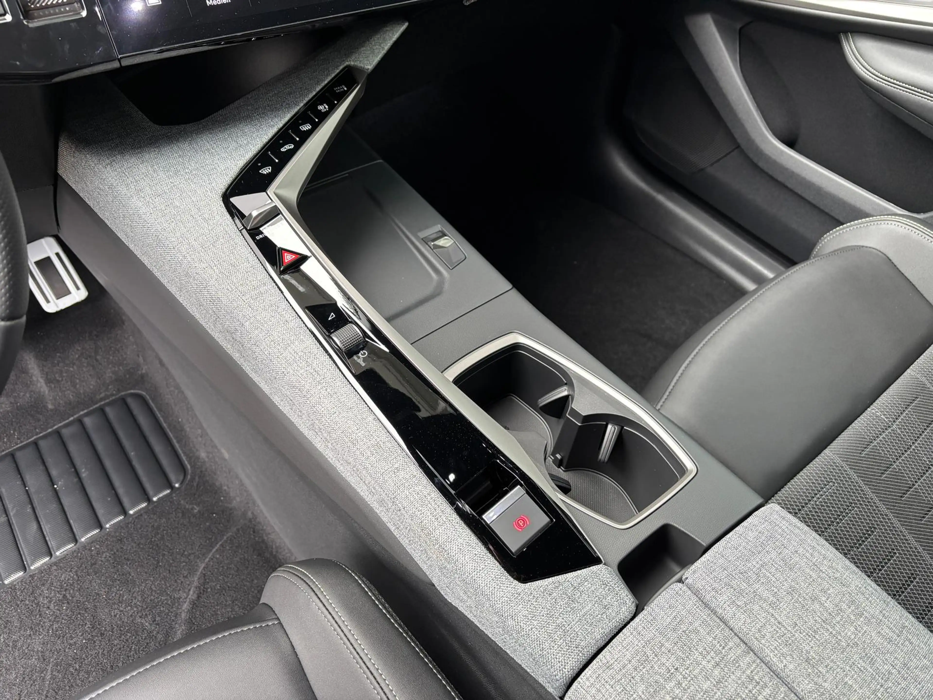 Peugeot 5008 GT Exclus.145 MHEV EAT 7-Sitz AHK Navi  360 — photo 25