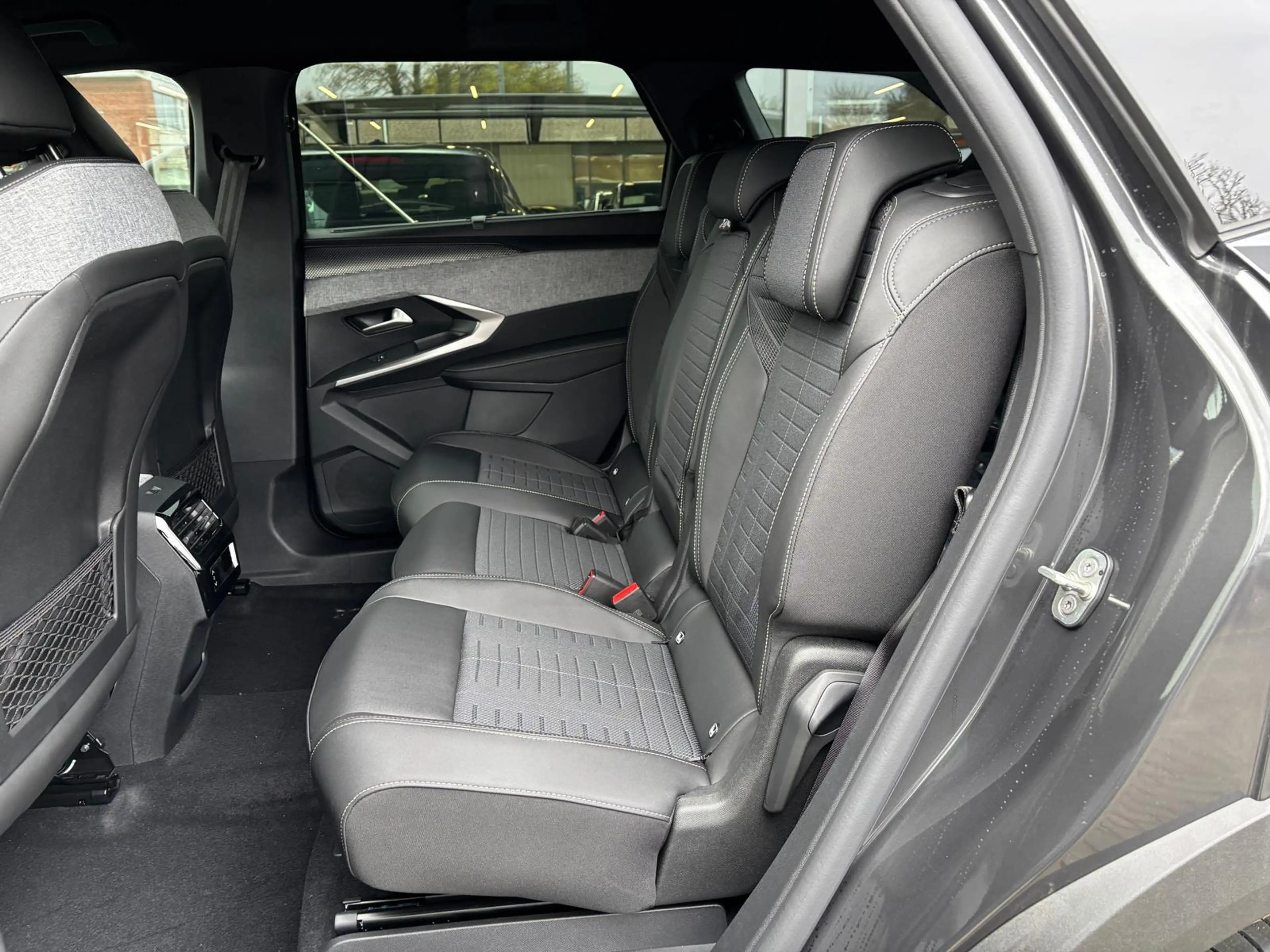 Peugeot 5008 GT Exclus.145 MHEV EAT 7-Sitz AHK Navi  360 — photo 17