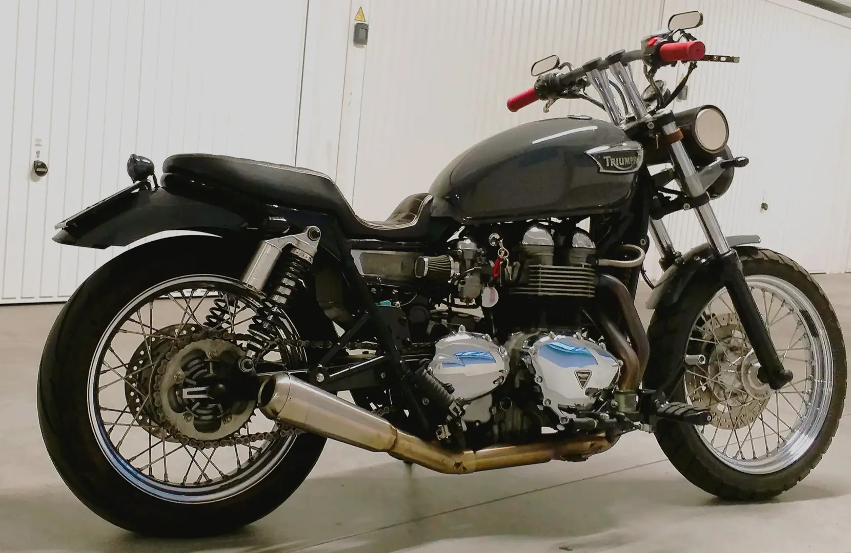 Triumph Bonneville T100 Umbau by Roma Custom Bike; 2 in 1 by TEC Bike U.K. Szürke - 2