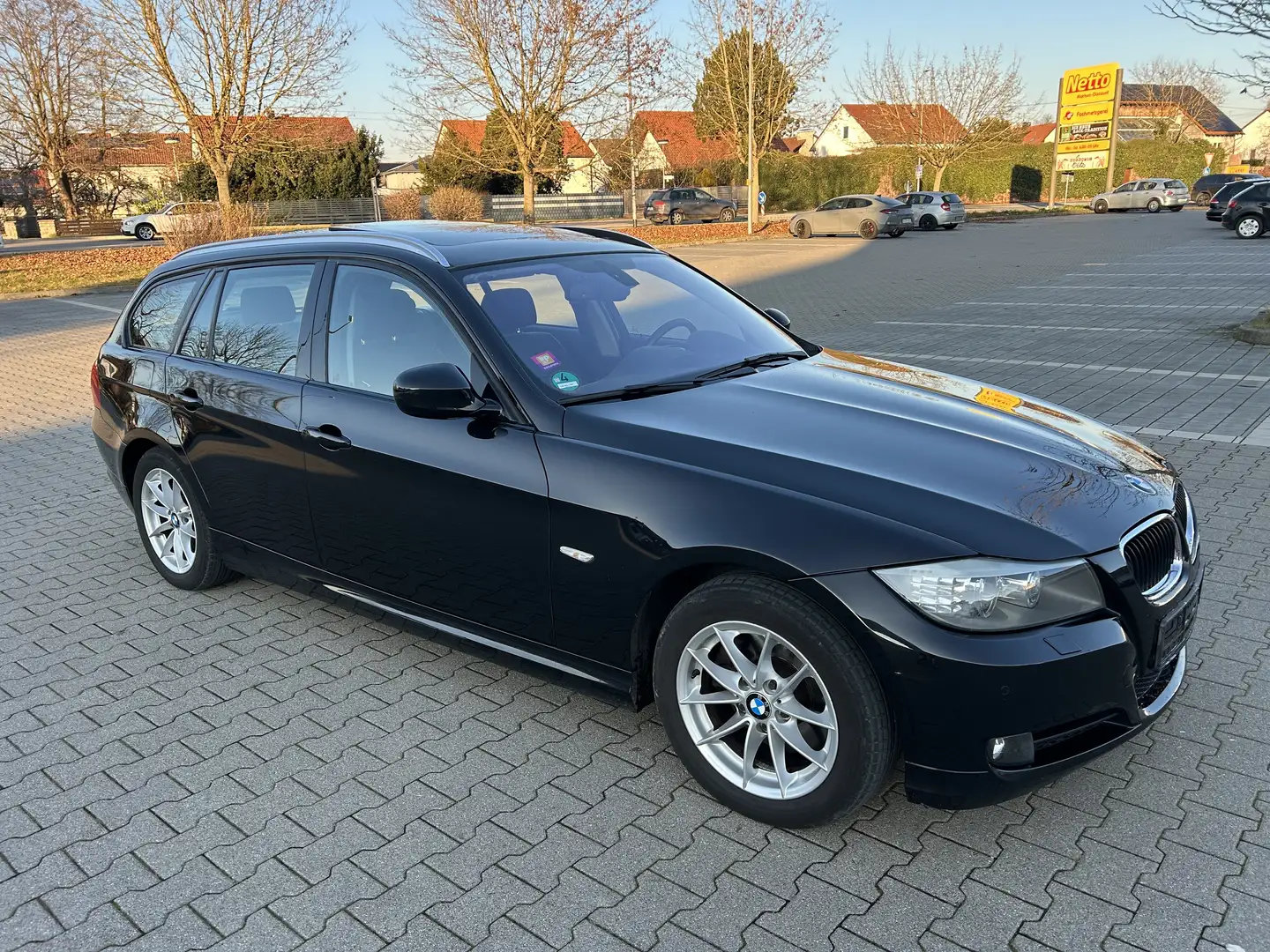 BMW 320 3er Touring Diesel M Paket/320d X Drive/Leder/Navi Schwarz - 2