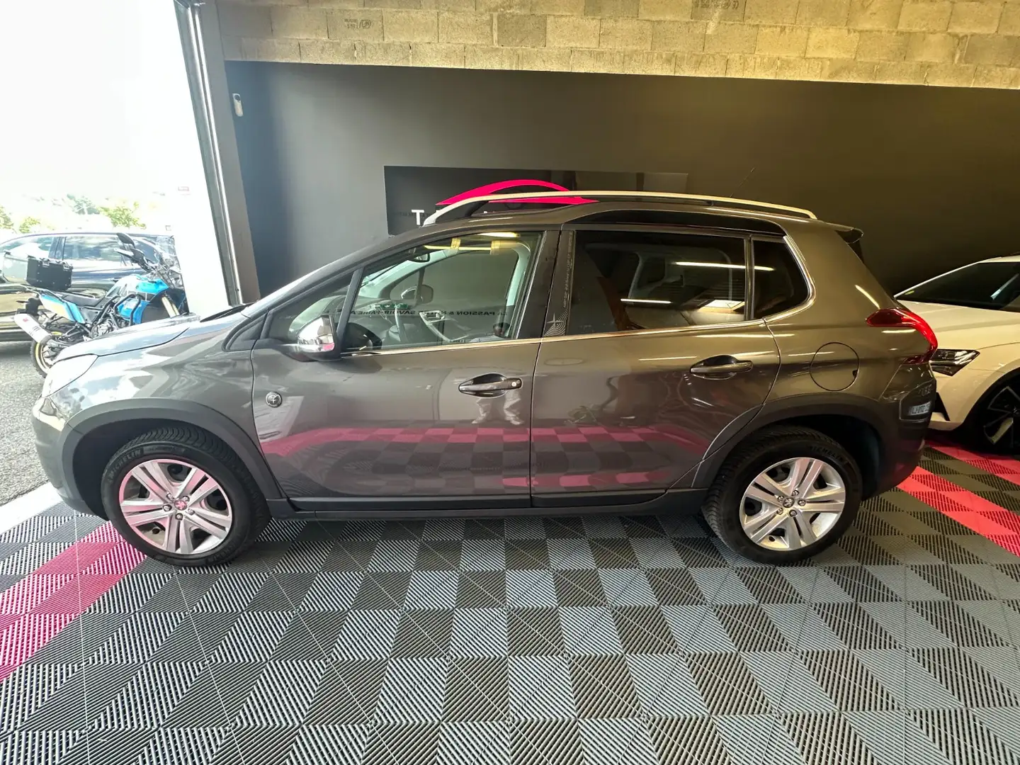 Peugeot 2008 Crossway Gris - 2
