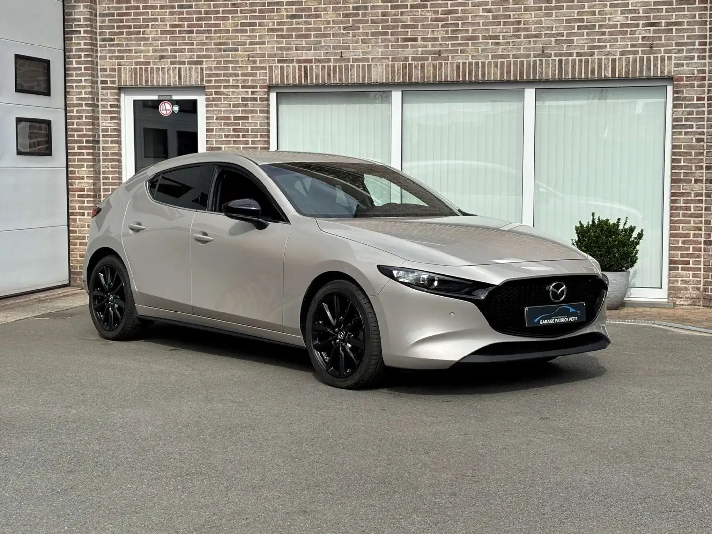 Mazda 3 3 2.0 M-HYBRID NAGISA (150pk) / Automaat / 17000km Beige - 1