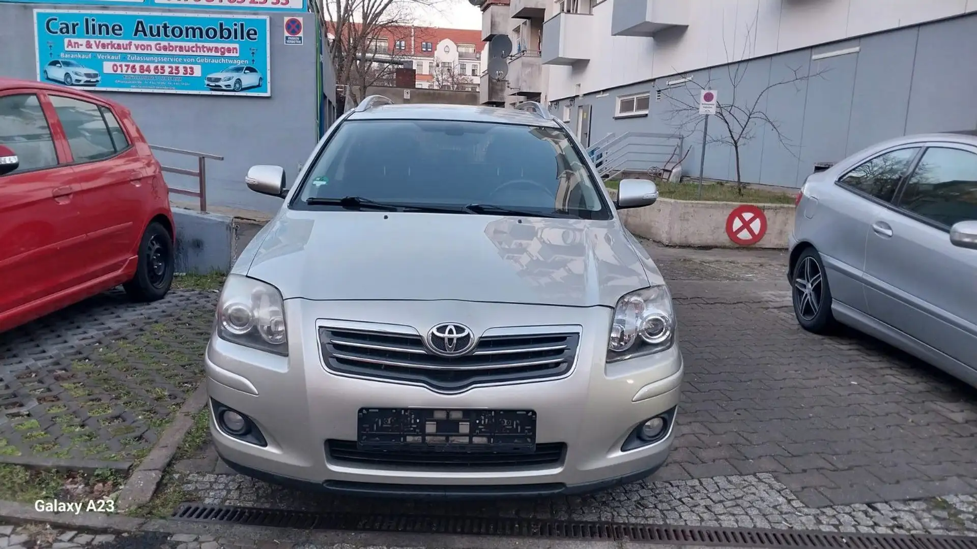 Toyota Avensis Kombi 2.2 D-CAT Travel/TÜV NEUGarantie24 Silber - 1
