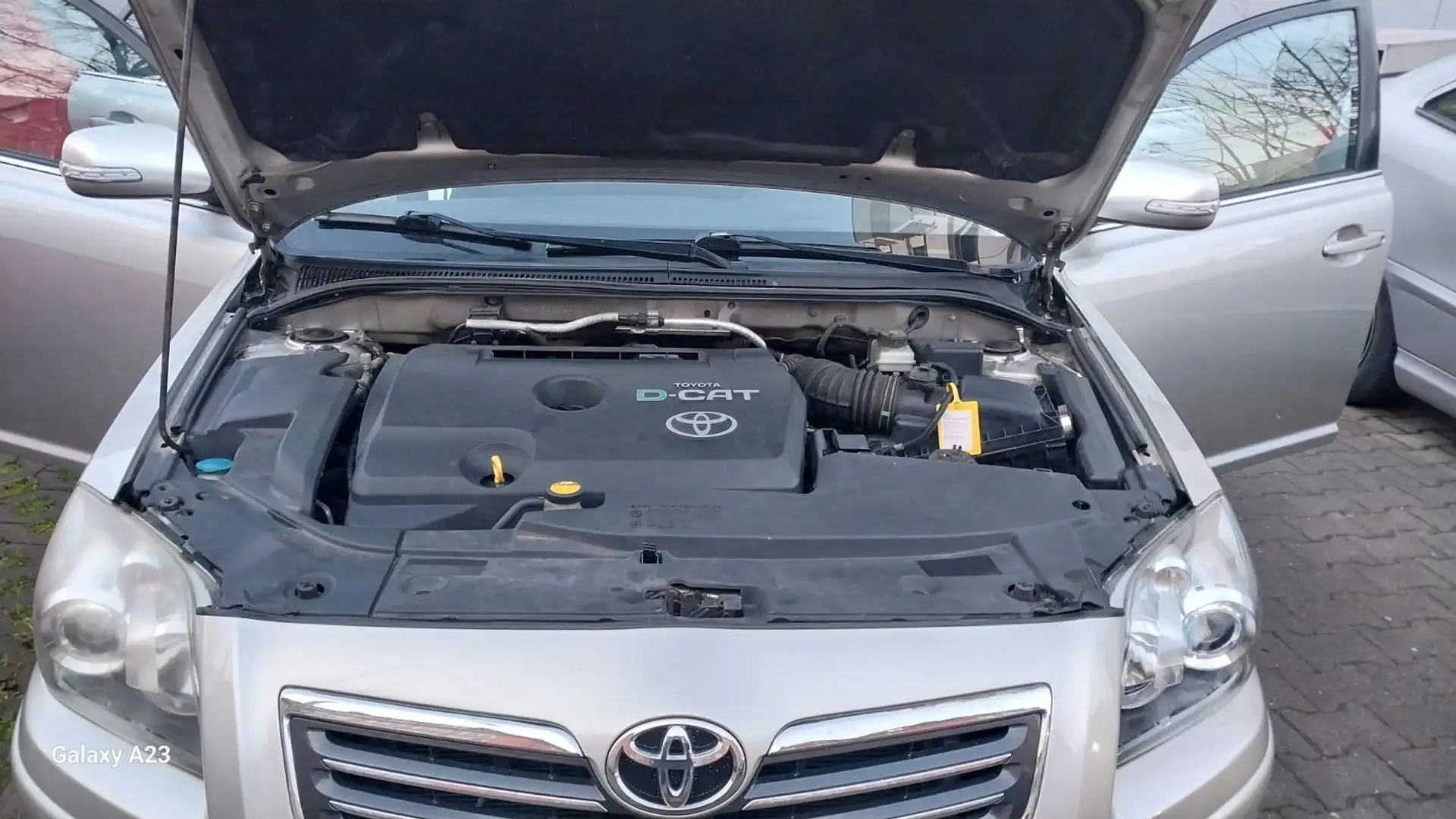 Toyota Avensis Kombi 2.2 D-CAT Travel/TÜV NEUGarantie24 Silber - 2