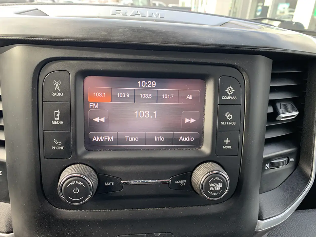 RAM 2500 снимка RAM 2500