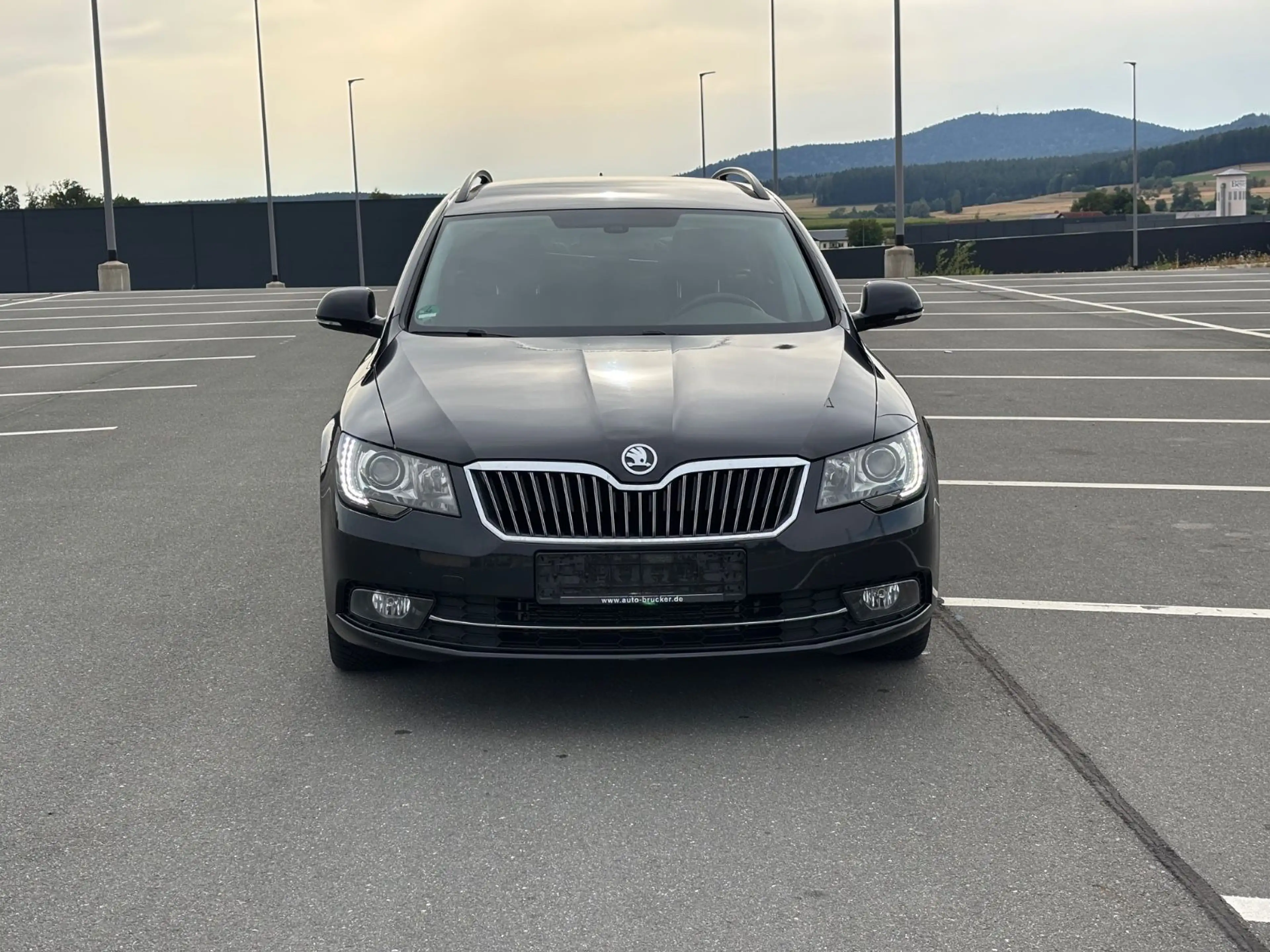 Skoda Superb 2.0 TDI DSG Combi Exclusive — photo 2