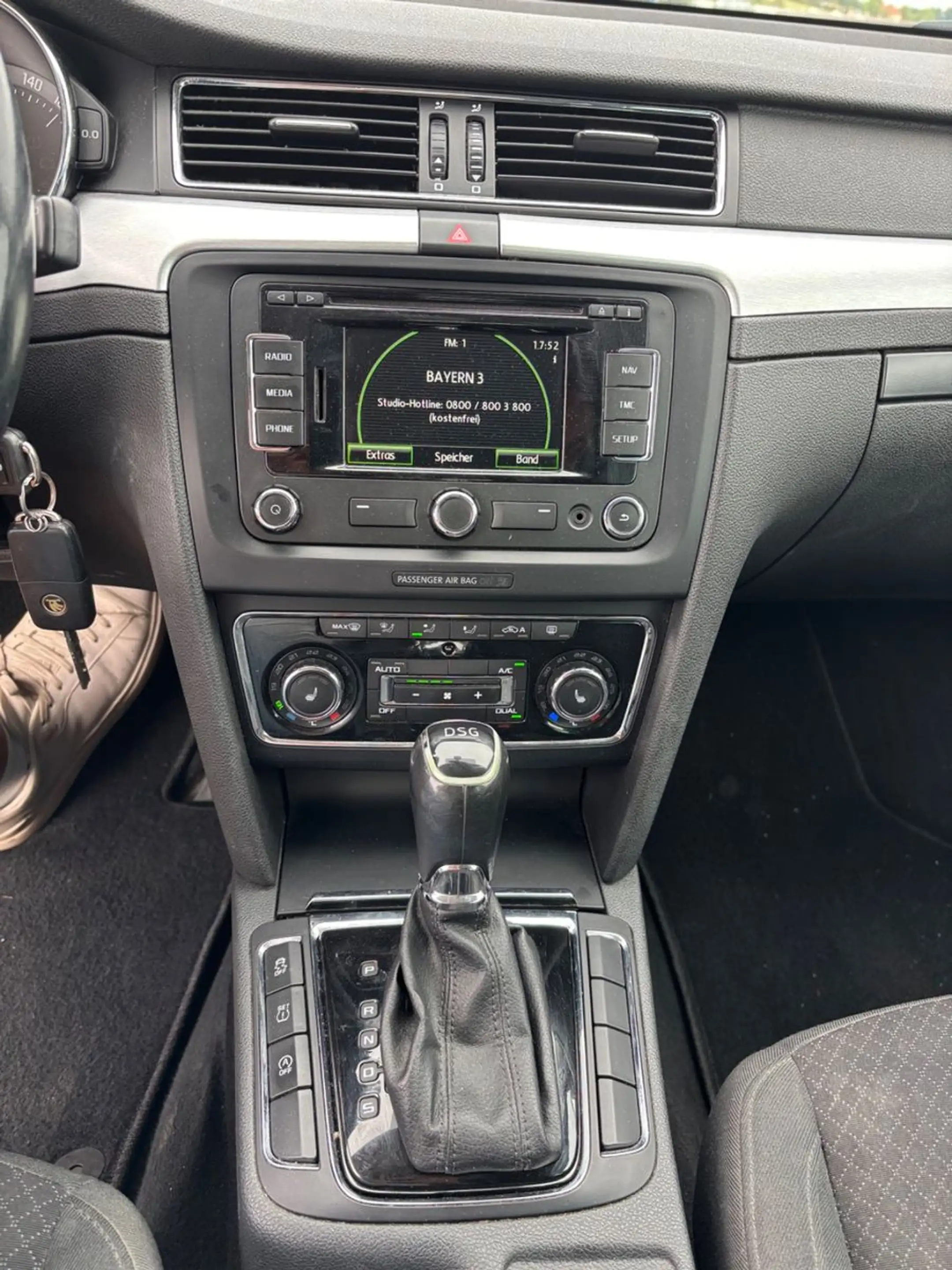 Skoda Superb 2.0 TDI DSG Combi Exclusive — photo 14