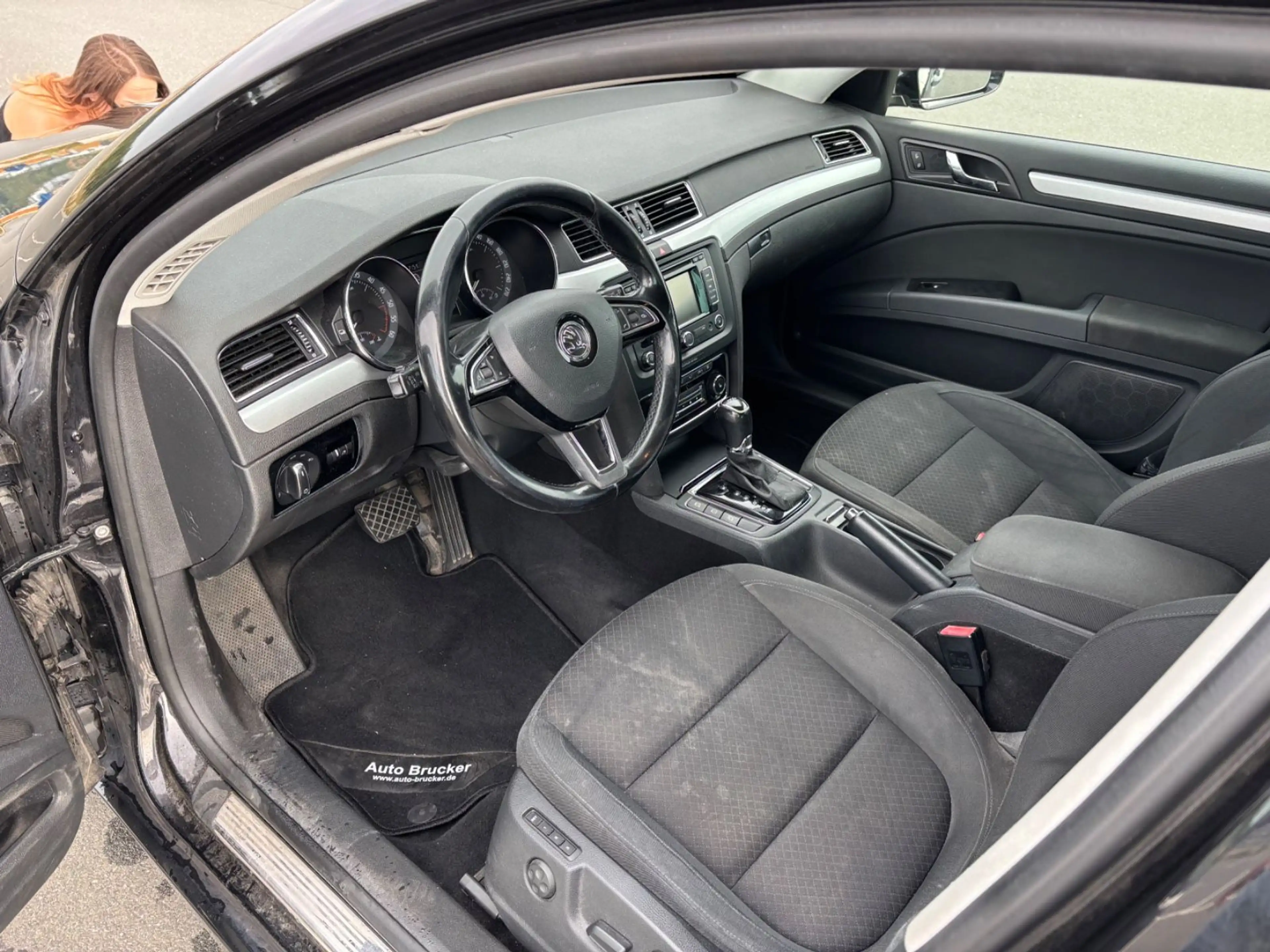 Skoda Superb 2.0 TDI DSG Combi Exclusive — photo 11
