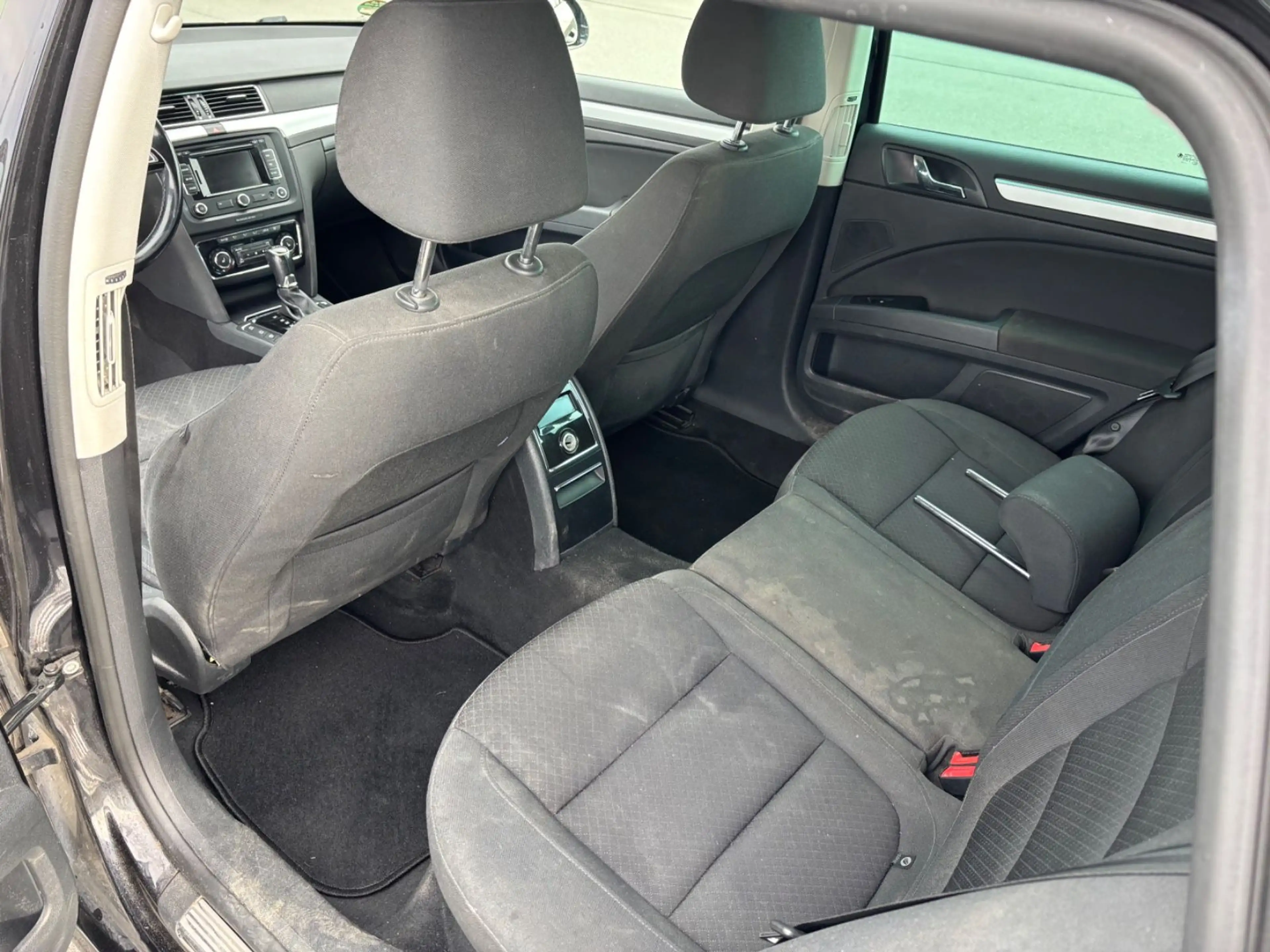 Skoda Superb 2.0 TDI DSG Combi Exclusive — photo 12