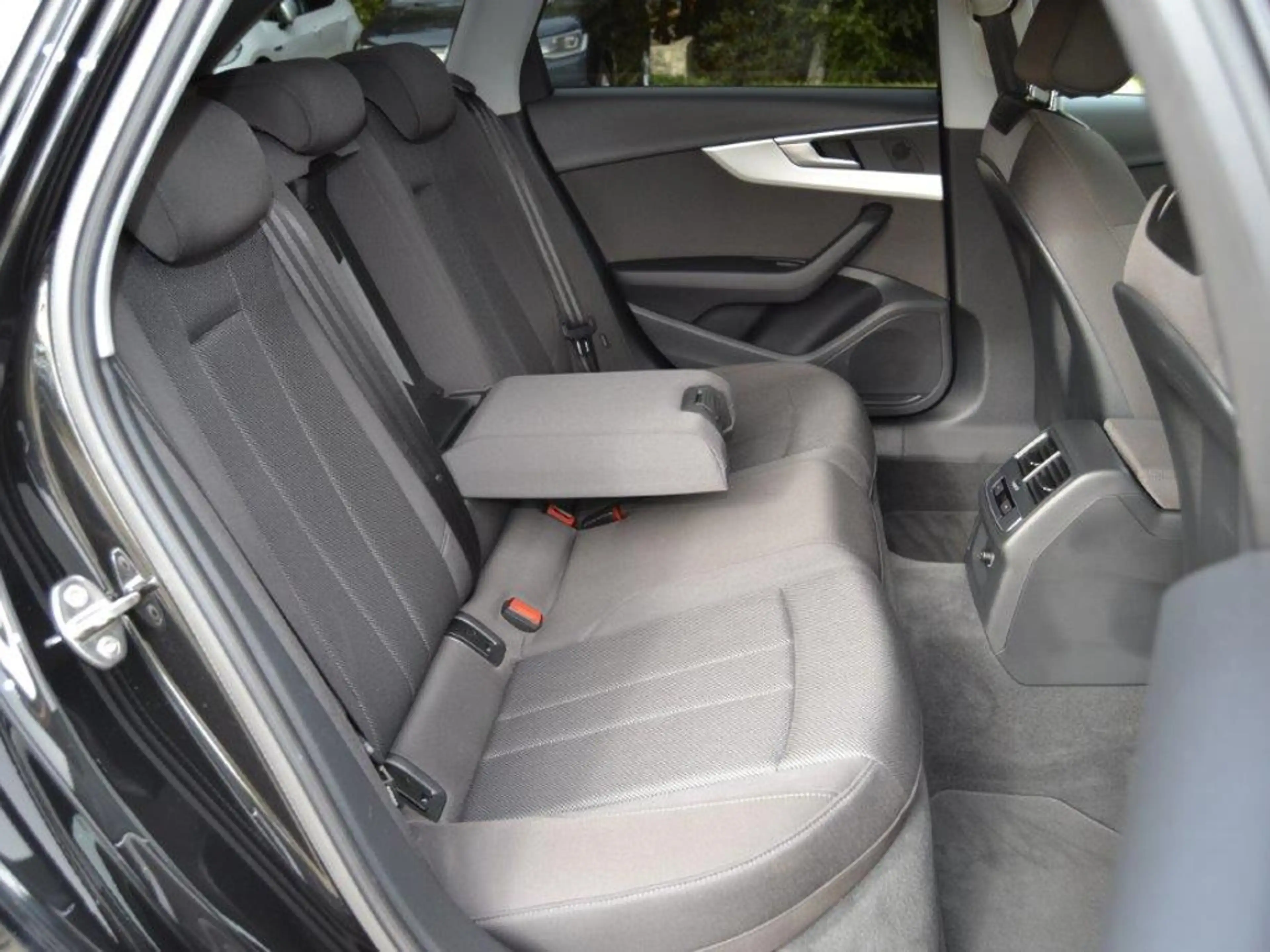 Audi A4 Avant 35 TDI S-tronic Advanced LED/17-ZOLL/TOUR-P — photo 9