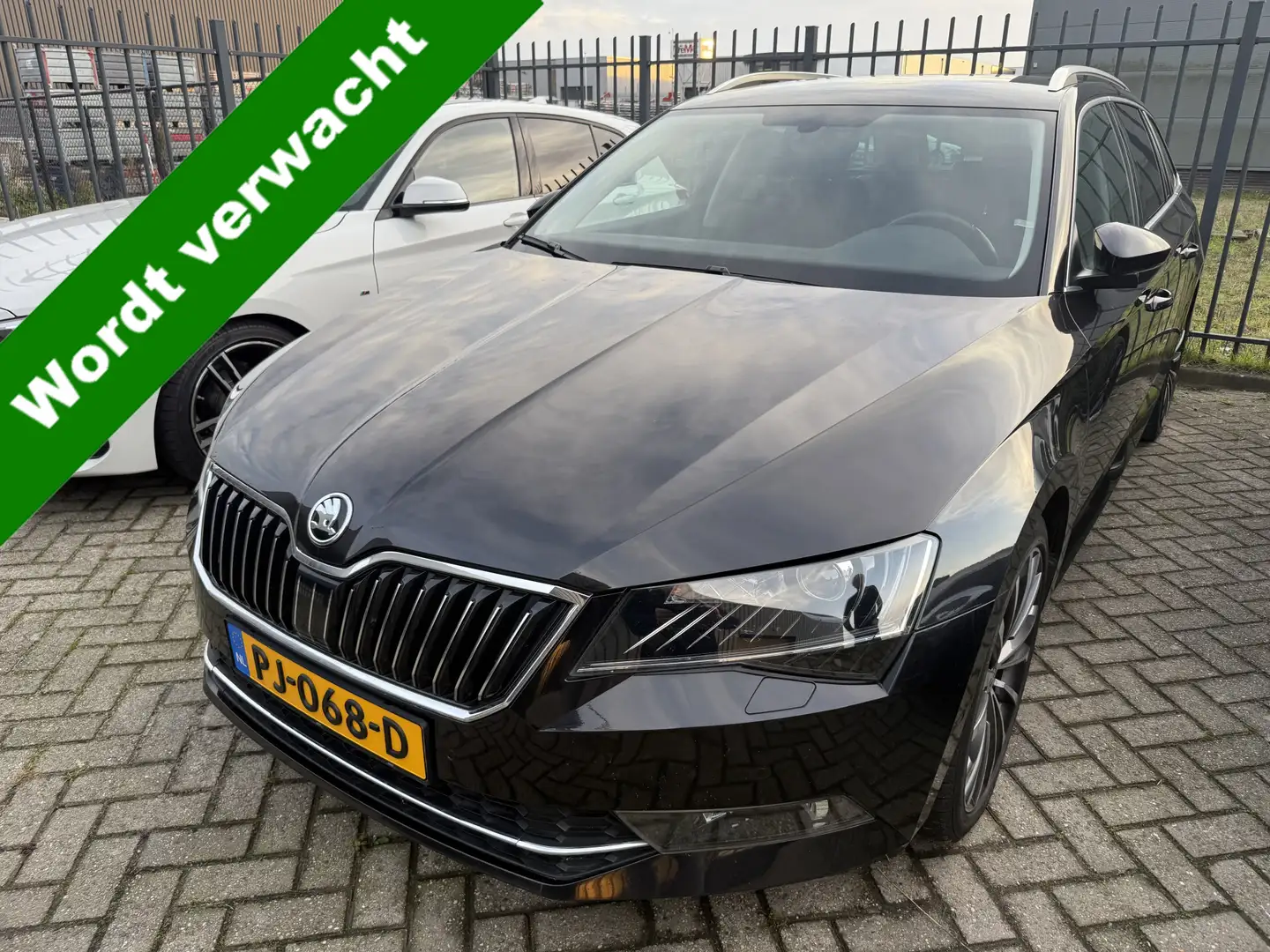 Skoda Superb Combi 1.6 TDI Style Business DSG Zwart - 1
