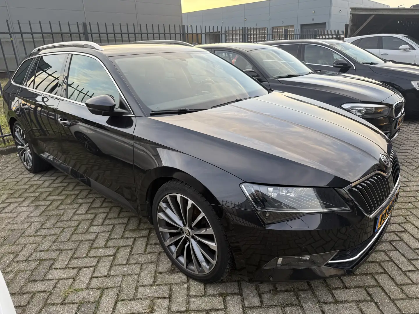 Skoda Superb Combi 1.6 TDI Style Business DSG Zwart - 2