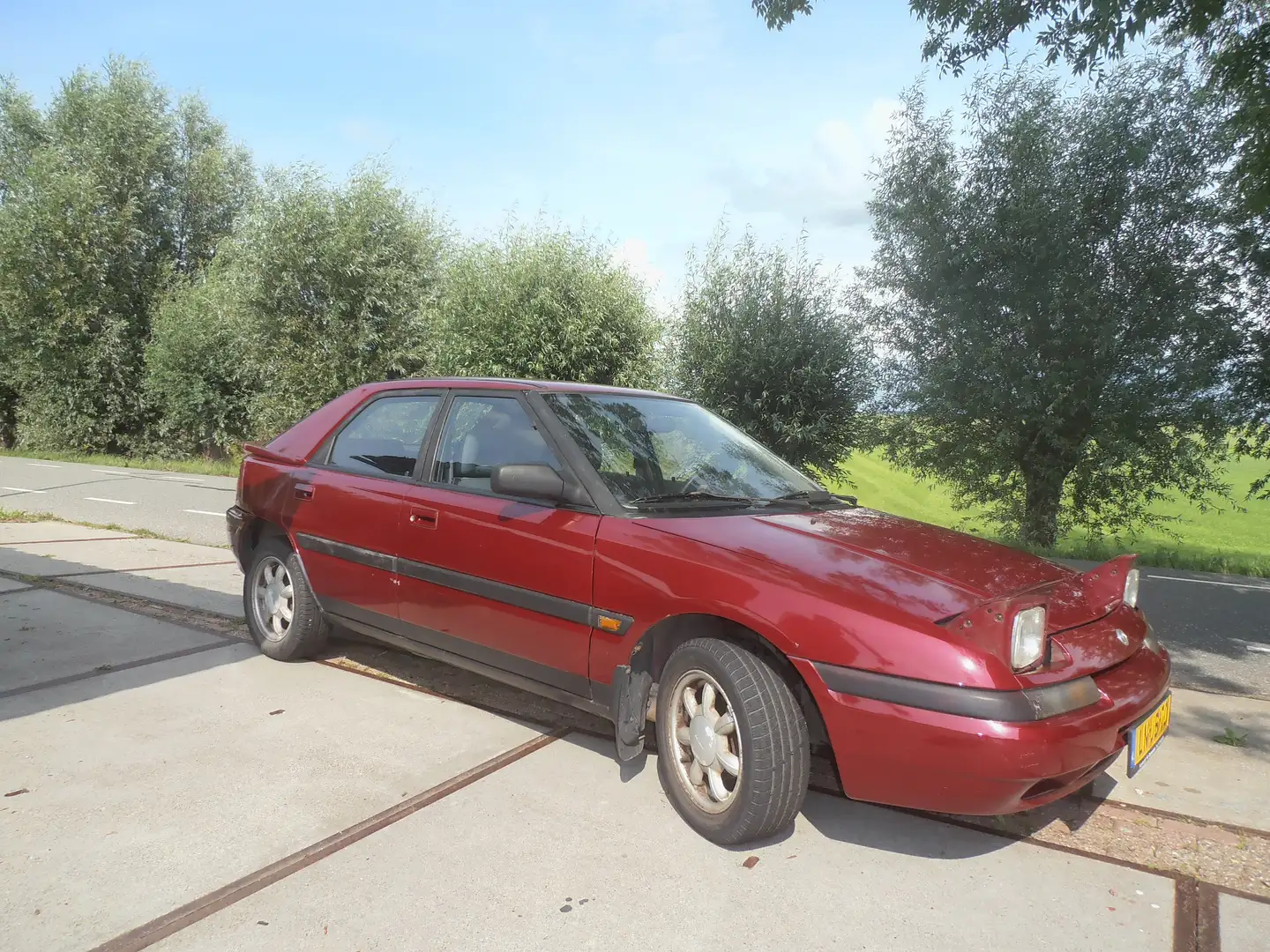 Mazda 323 323 1.6i F Millionaire crvena - 2