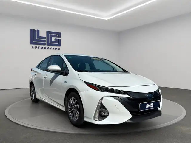 Toyota Prius view 3