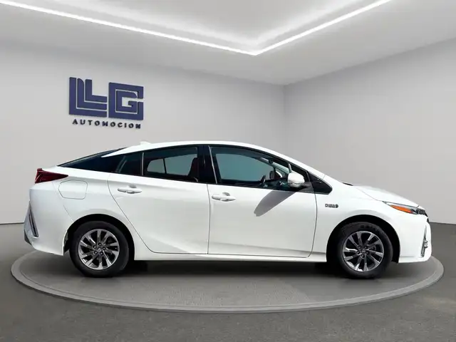 Toyota Prius view 4