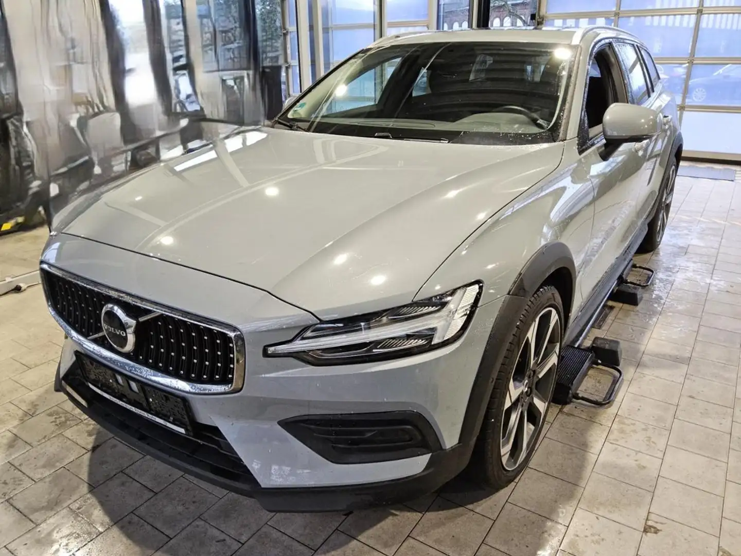 Volvo V60 Cross Country B4 AWD  PLUS AHL+PANO+LM20 Grau - 2
