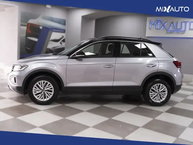 Volkswagen T-Roc view 3