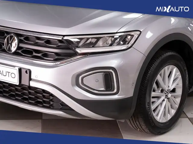 Volkswagen T-Roc view 9