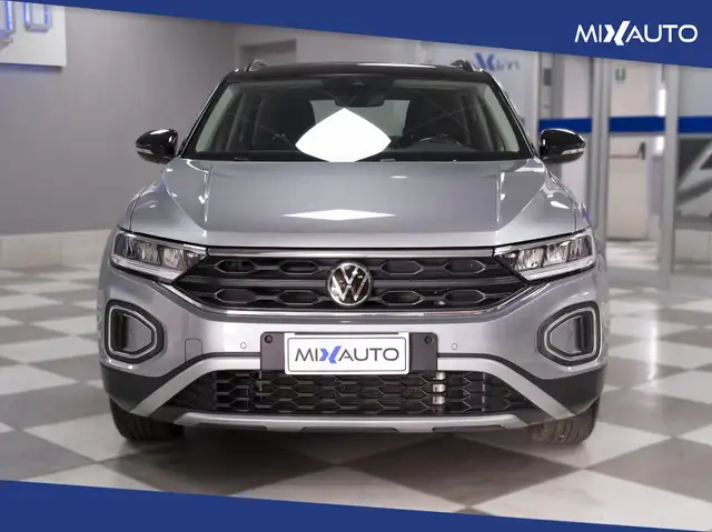 Volkswagen T-Roc view 2