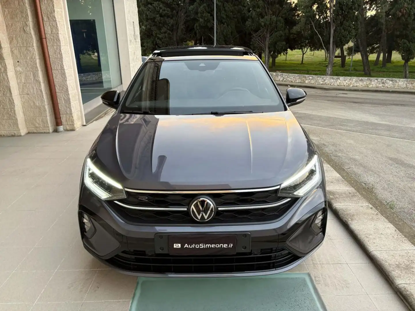 Volkswagen Taigo 1.0 TSI 116 CV DSG R-Line TETTO APR/PAN Grijs - 2