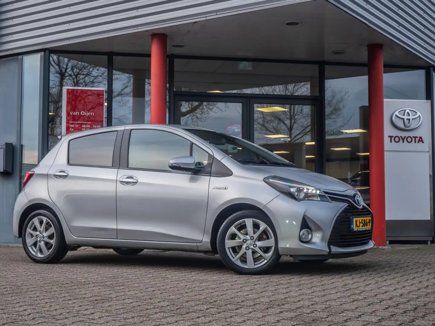 Toyota Yaris 1.5 Hybrid Dynamic Gris - 1