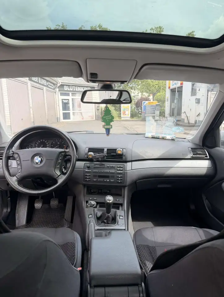 BMW 320i, foto 2