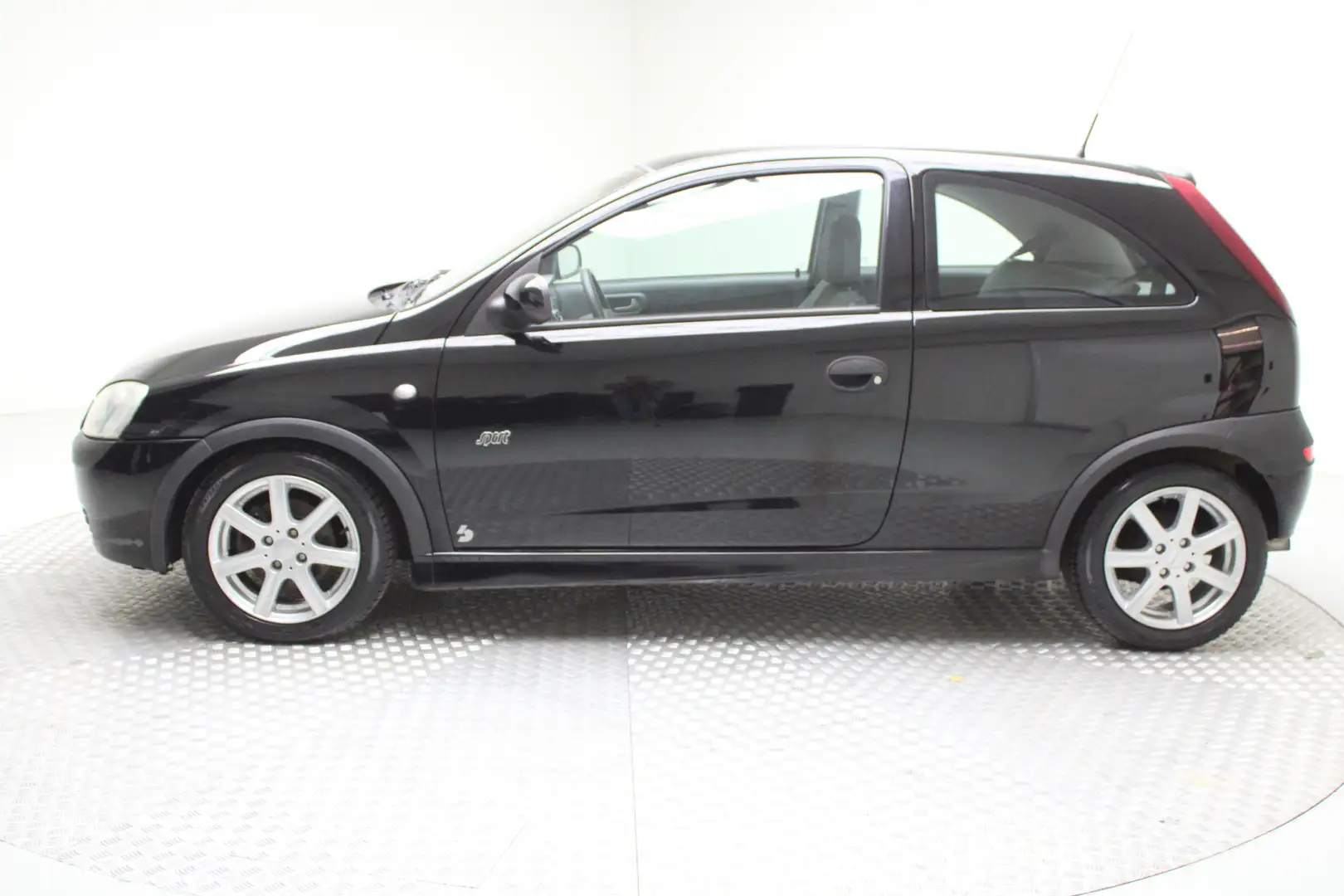 Opel Corsa 1.4-16V Sport | dealer onderhouden | airco | radio Zwart - 2