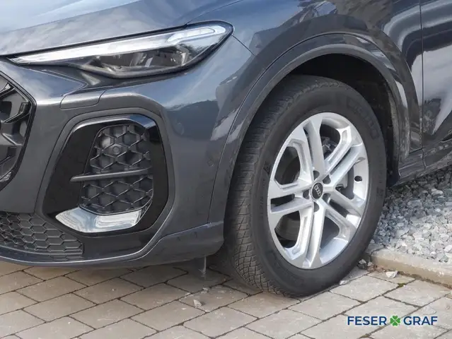Audi Q5 view 10