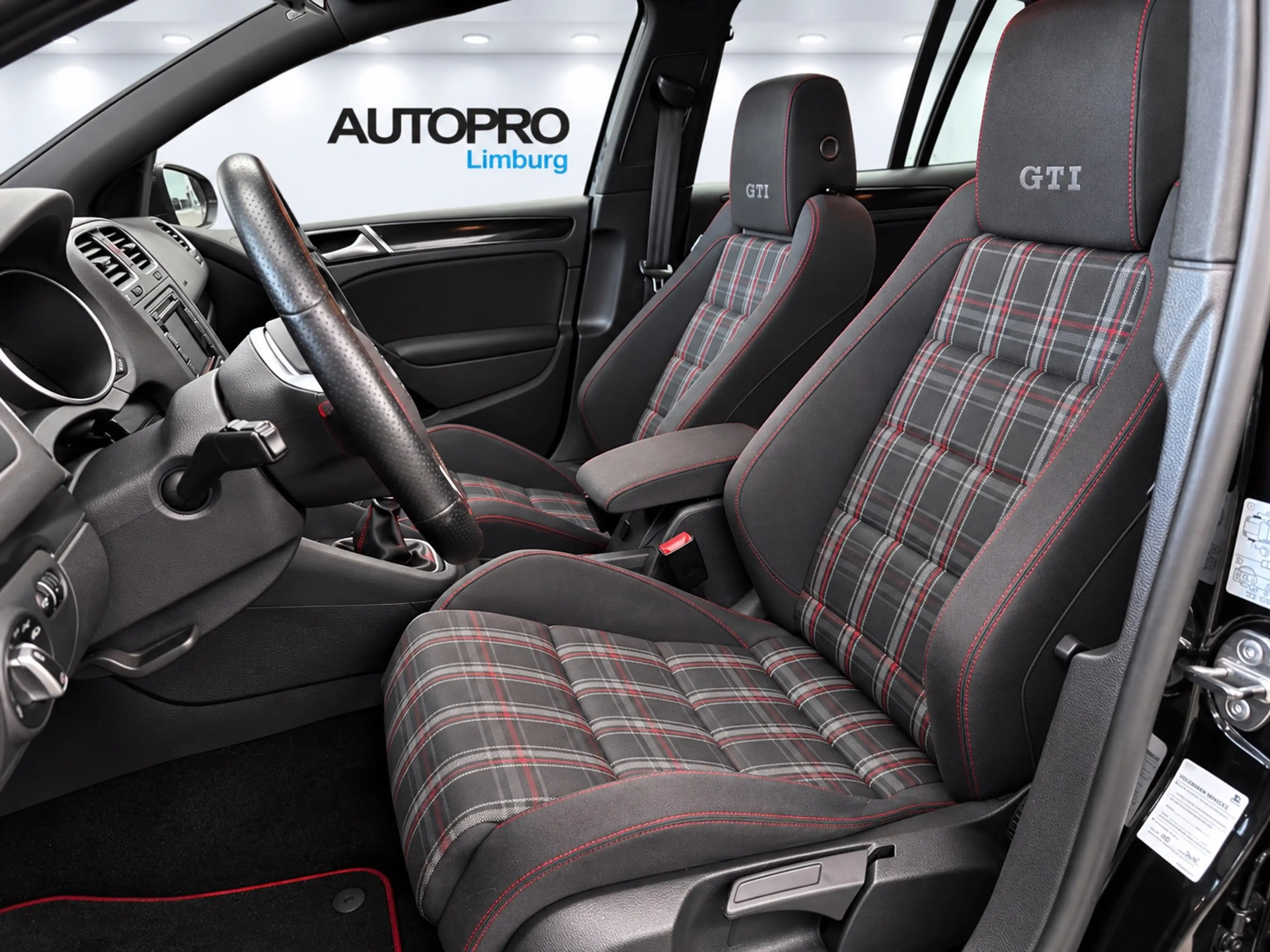 Volkswagen Golf GTI 2.0 — photo 13