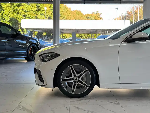 Mercedes-Benz C-Class view 4