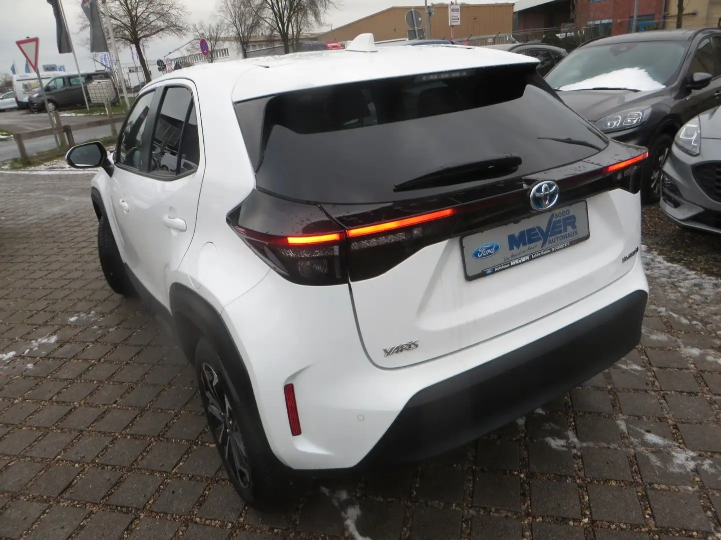 Toyota Yaris Cross Hybrid FWD Team D. Automatik Weiß - 2